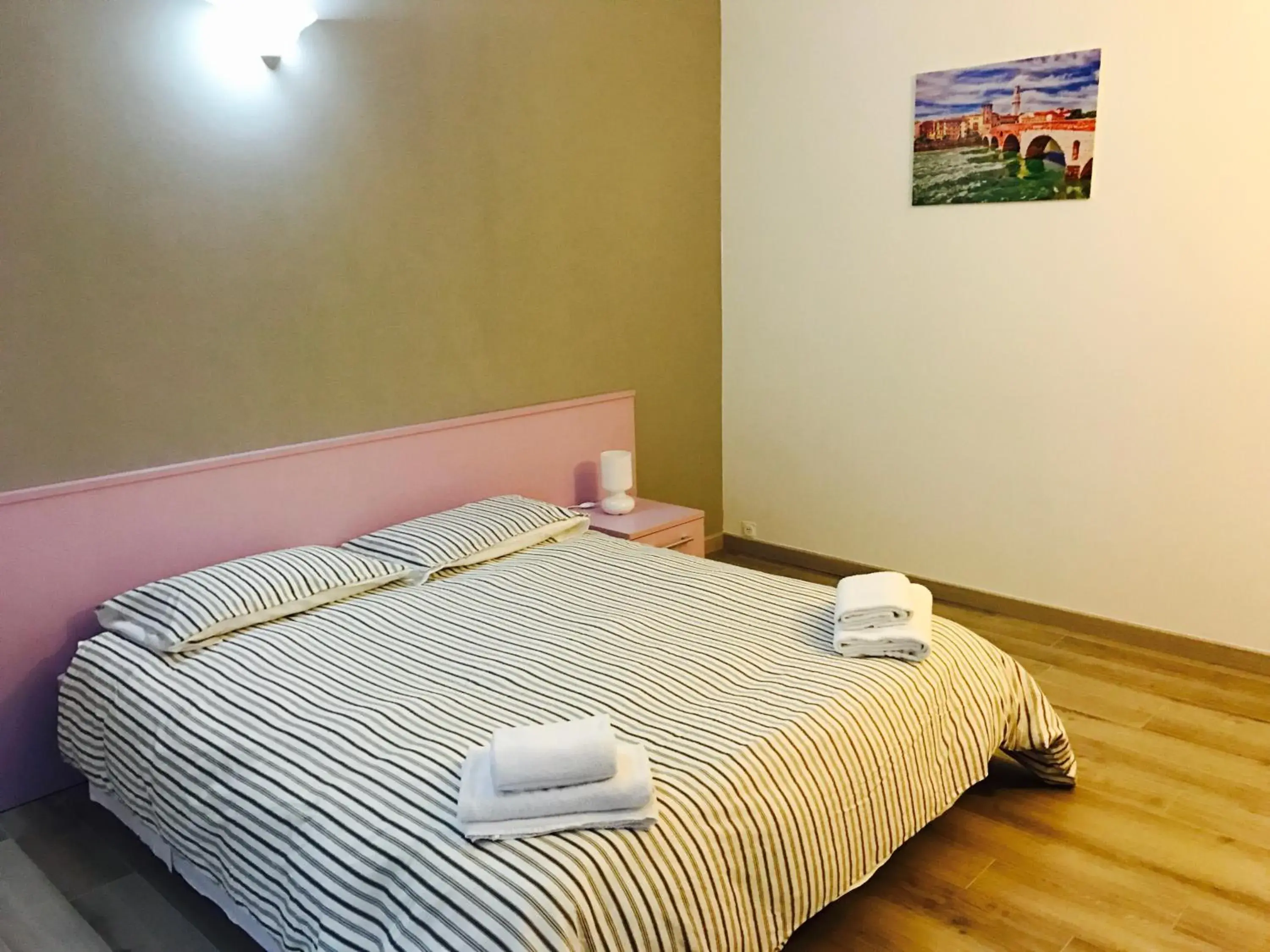 Double or Twin Room with Shared Bathroom in Simoni 10 Double or Twin Room with Shared Bathroom in Simoni 10