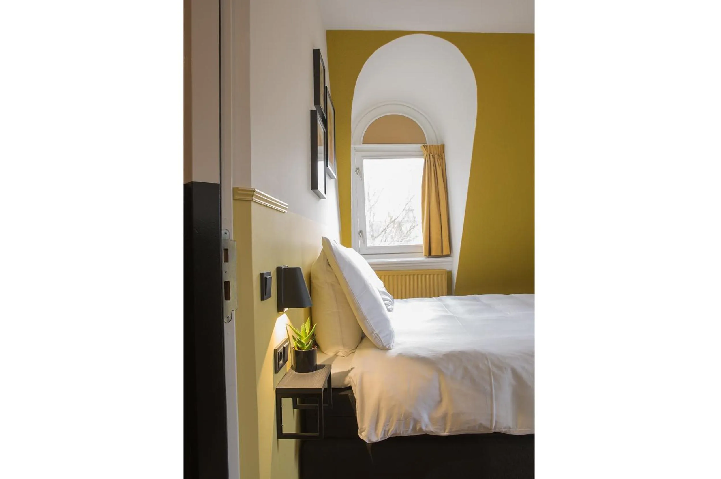 Bedroom, Bed in Little Duke Hotel