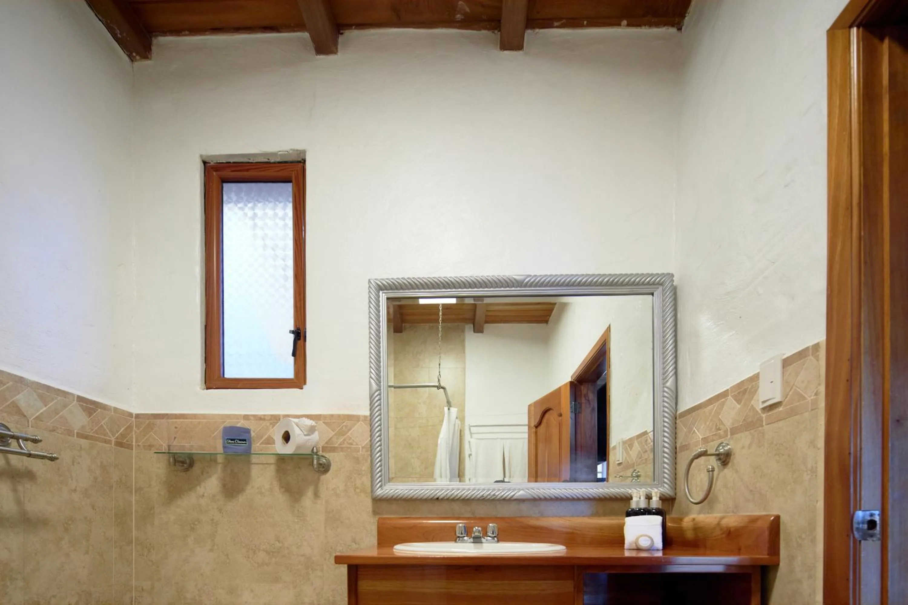 Shower in Hotel Isamar Galapagos Beachfront