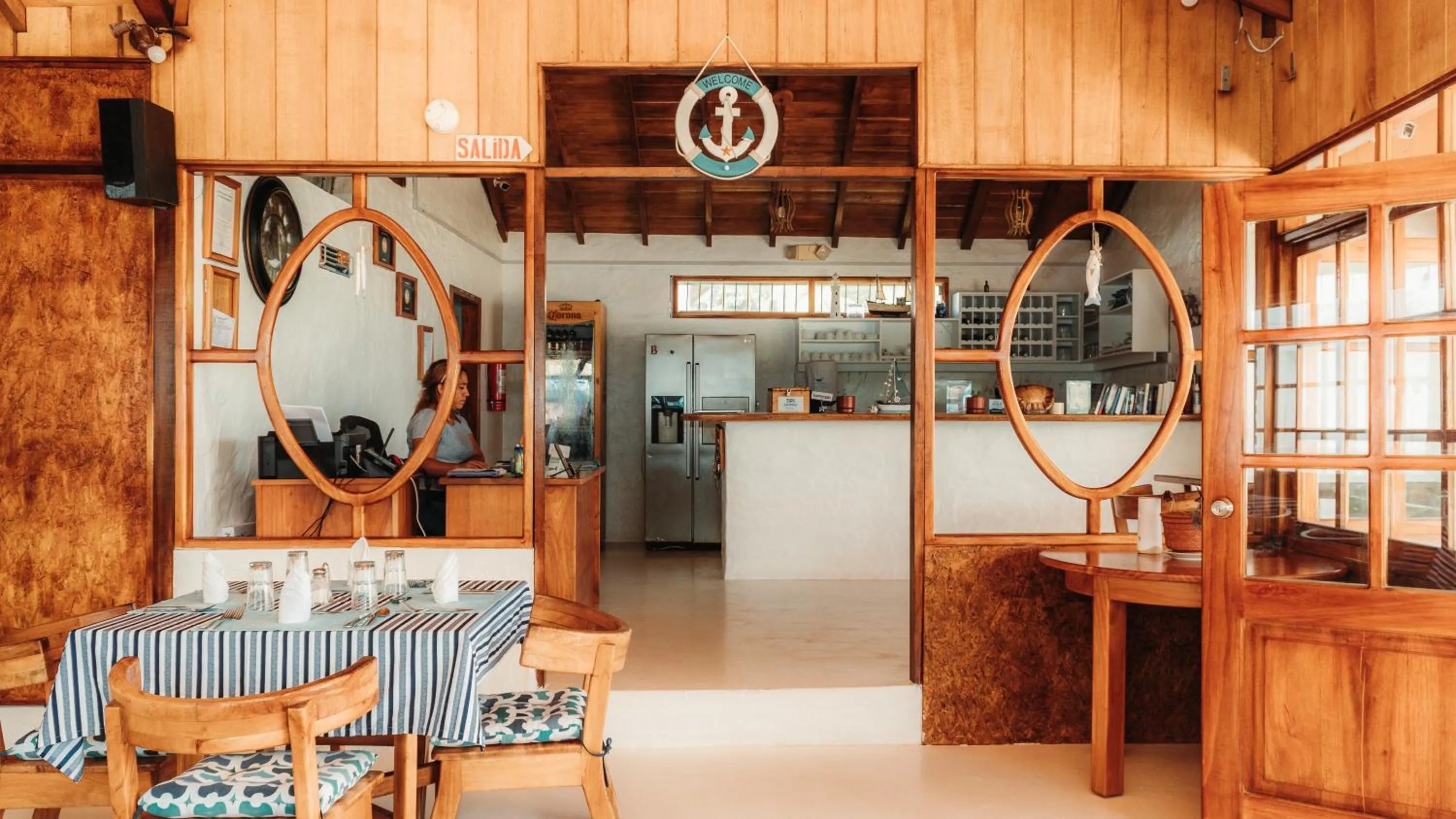 Restaurant/places to eat in Hotel Isamar Galapagos Beachfront