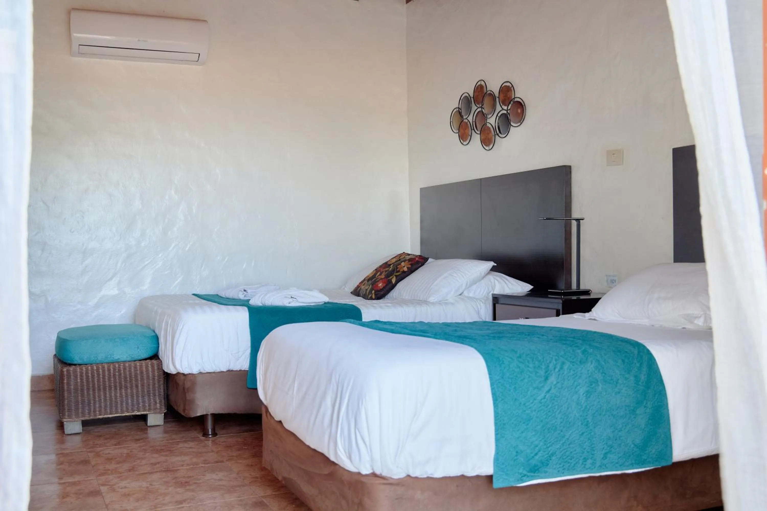 Evening entertainment, Bed in Hotel Isamar Galapagos Beachfront