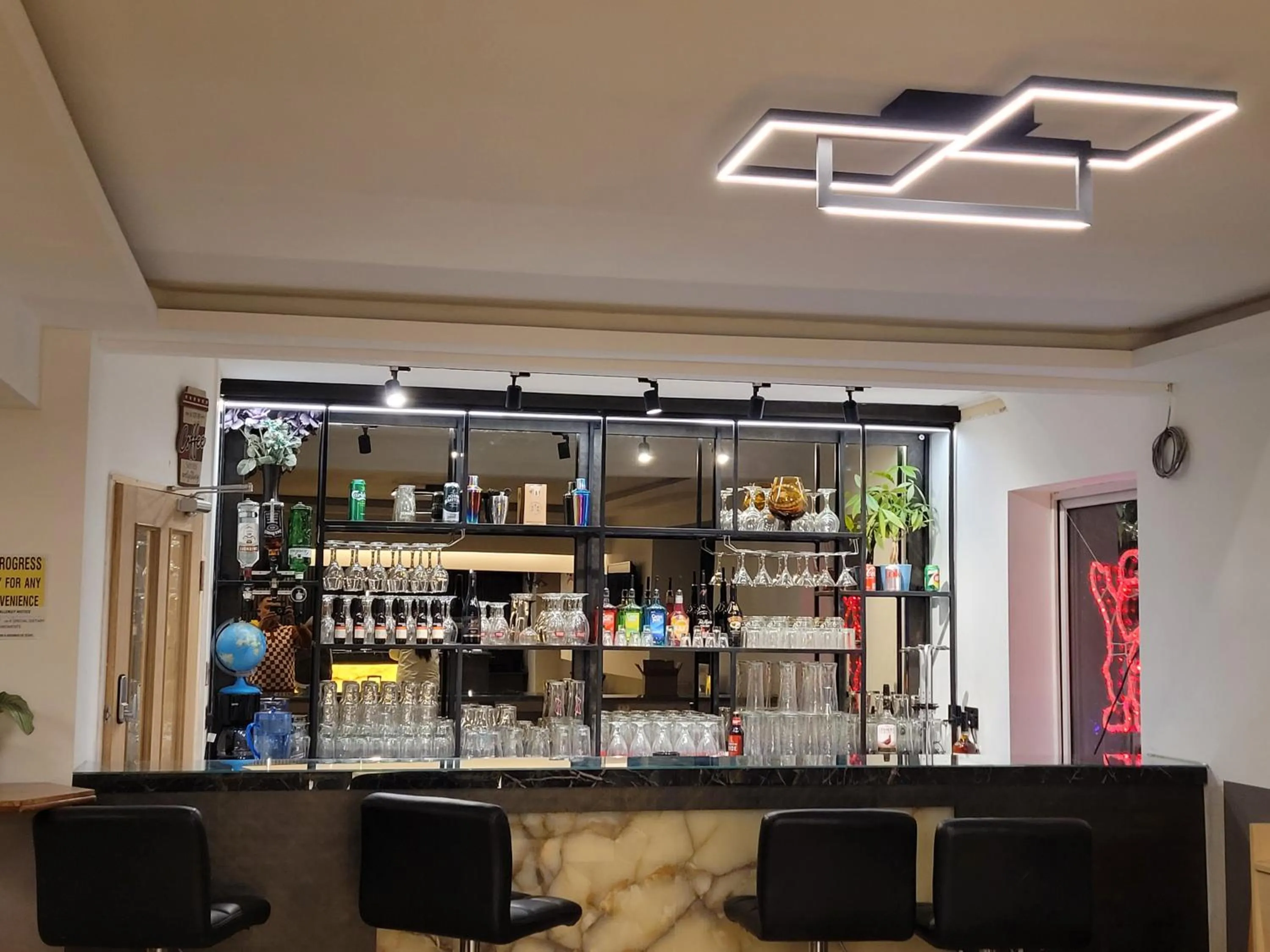 Lounge or bar in The Gatwick White House Hotel