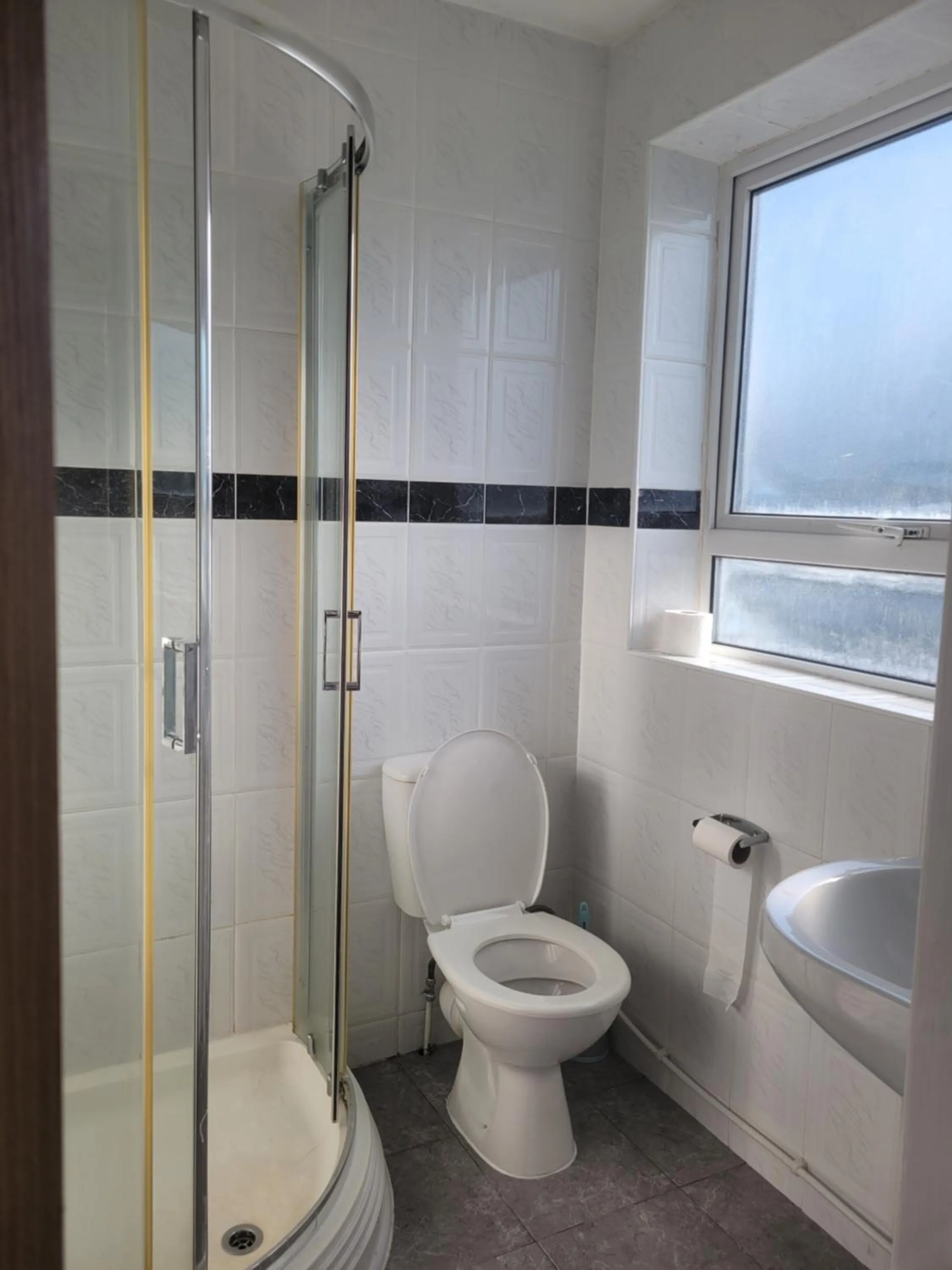 Bathroom in The Gatwick White House Hotel