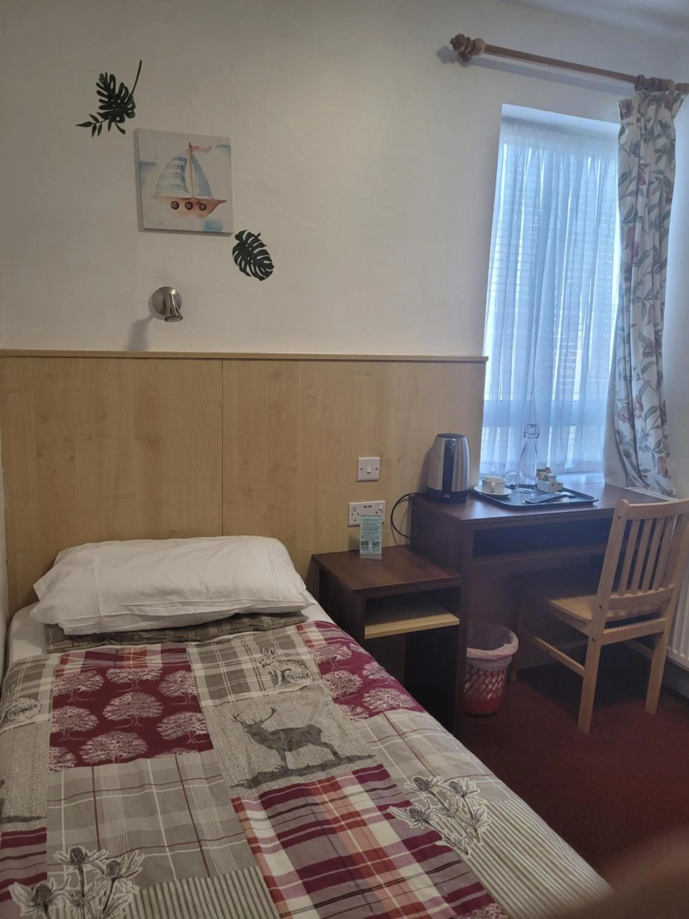 Coffee/tea facilities, Bed in The Gatwick White House Hotel