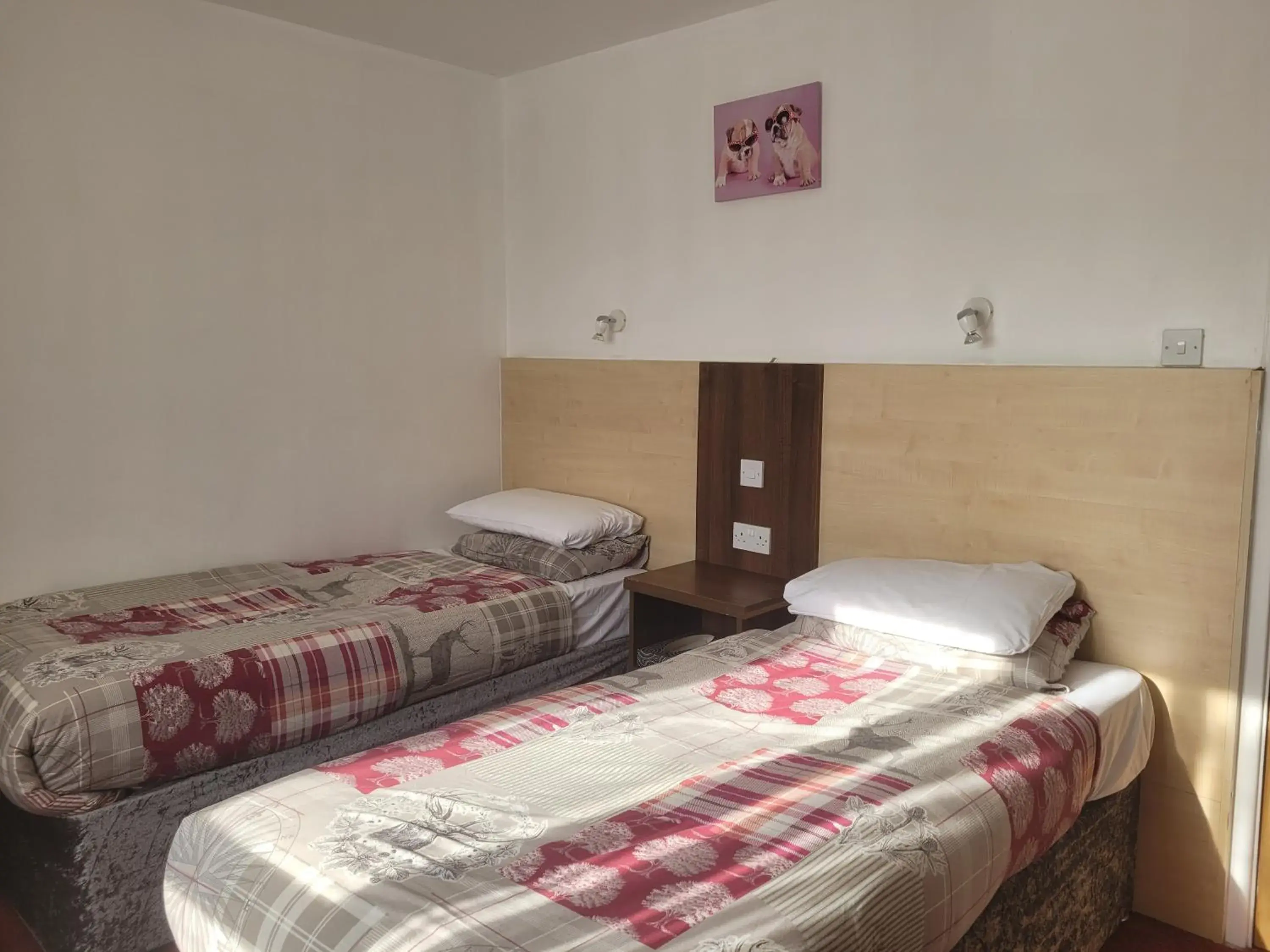 Superior Twin En-suite Room in The Gatwick White House Hotel Superior Twin En-suite Room in The Gatwick White House Hotel