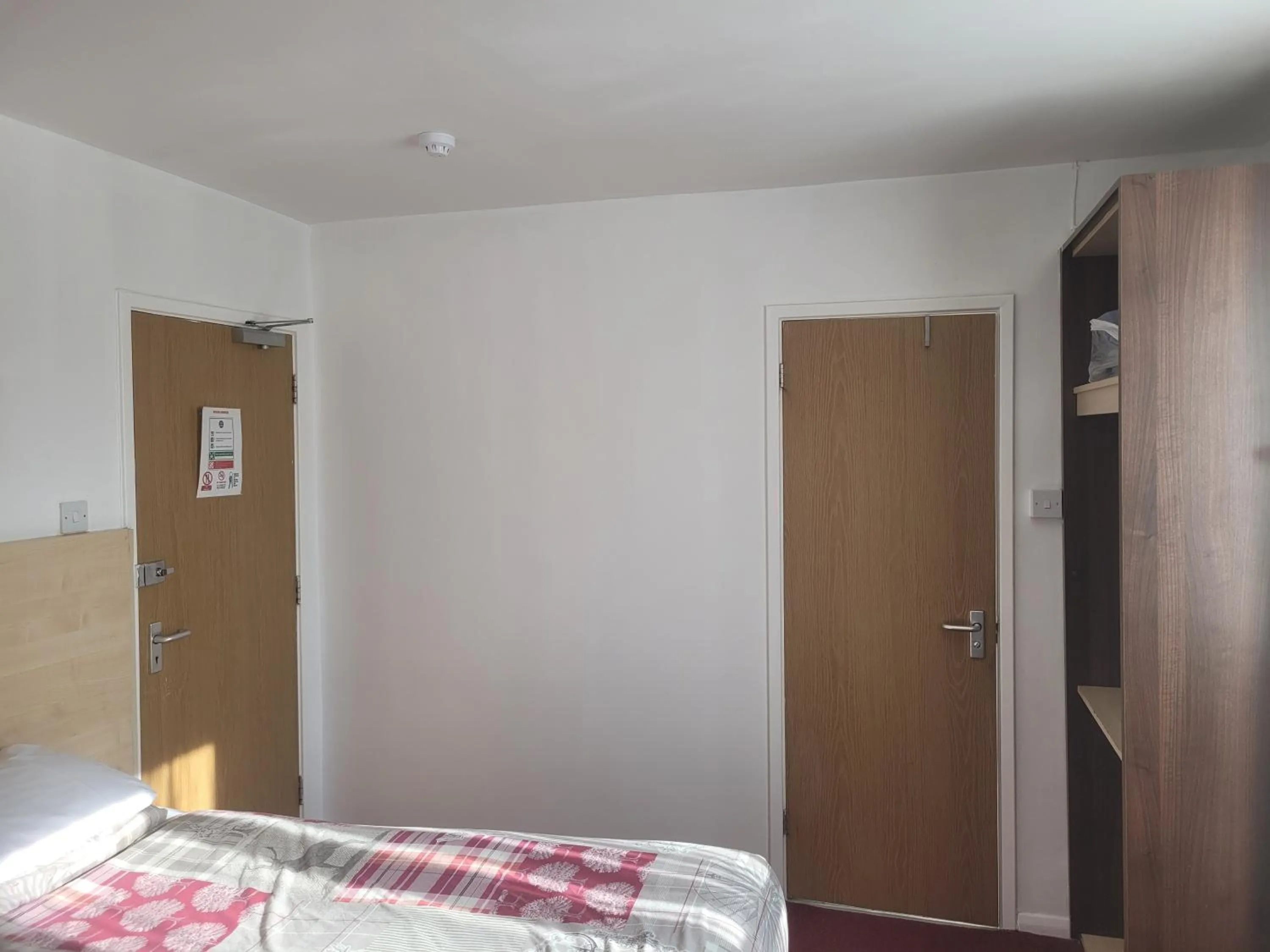 Photo of the whole room, Bed in The Gatwick White House Hotel