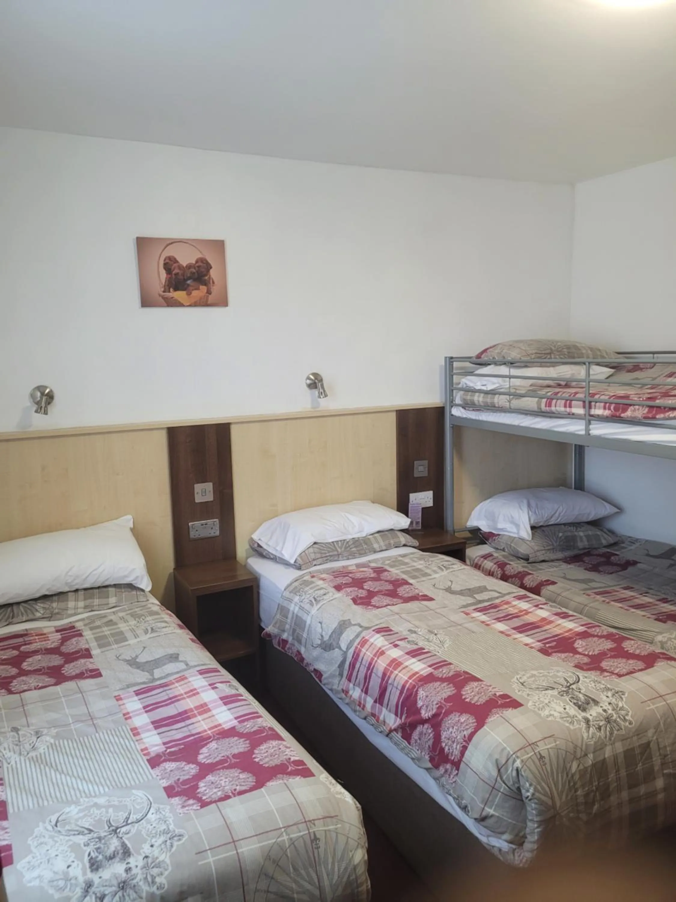 Photo of the whole room, Bed in The Gatwick White House Hotel