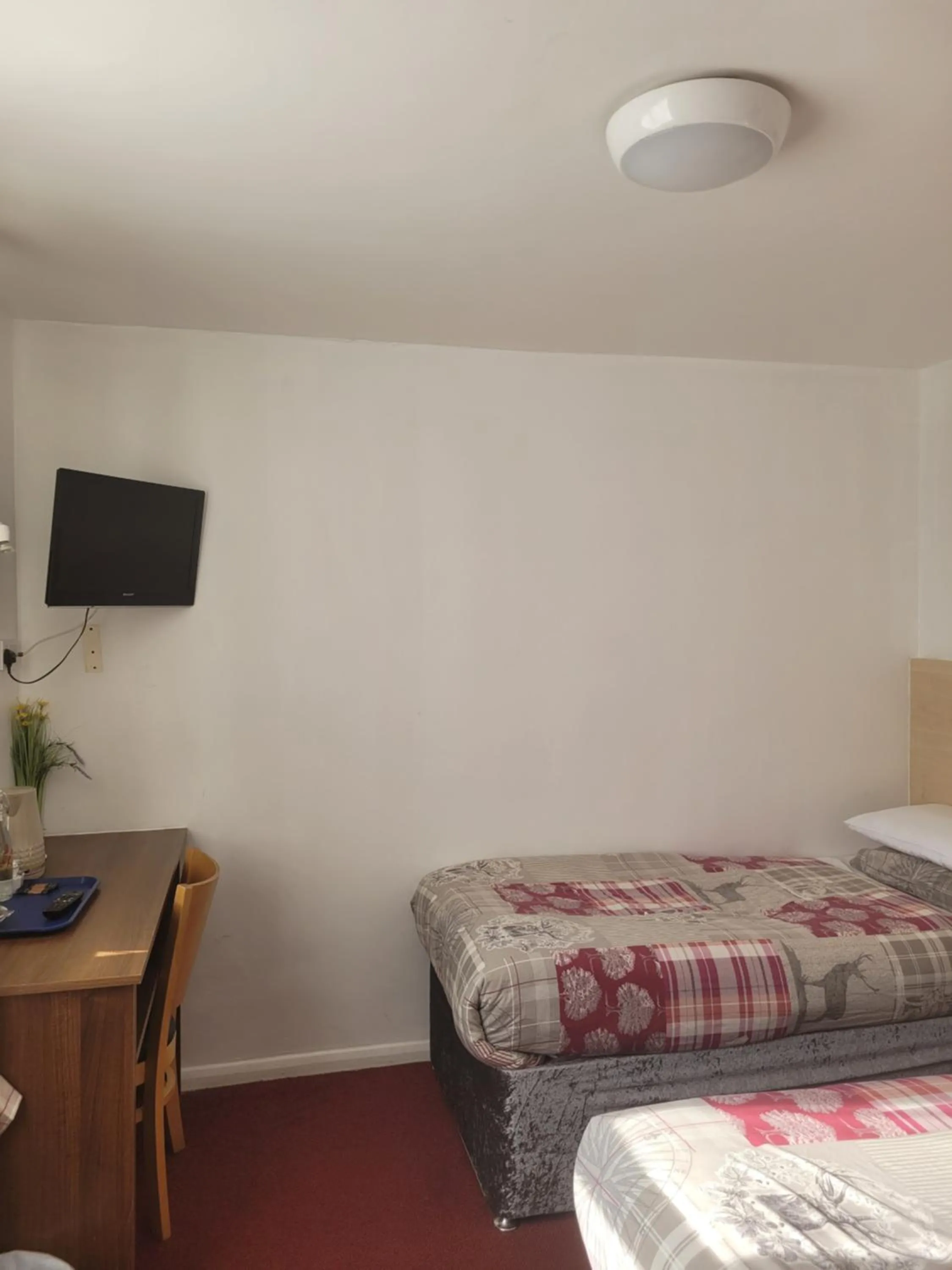 TV and multimedia, Bed in The Gatwick White House Hotel