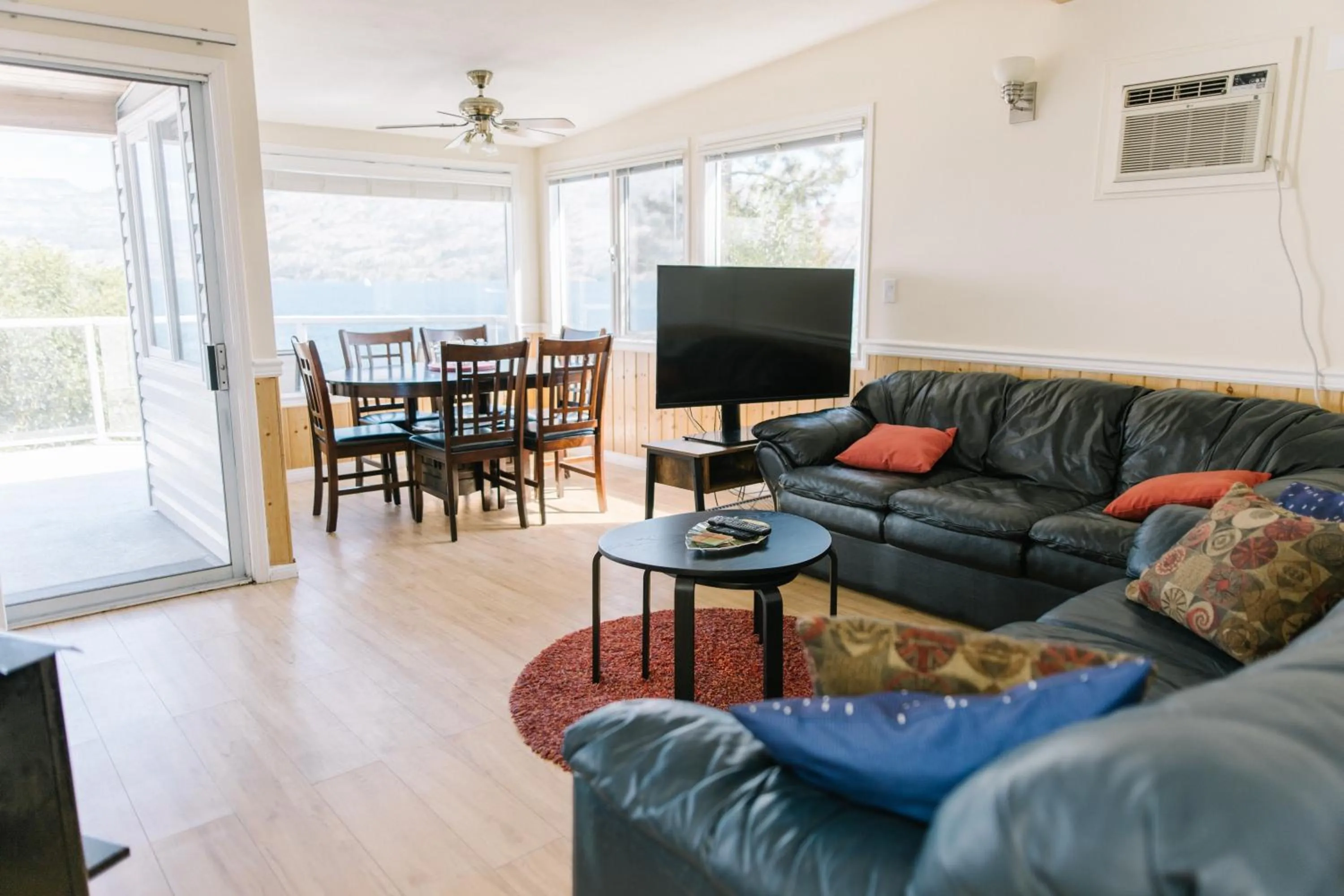 Communal lounge/ TV room in Davis Cove Resort