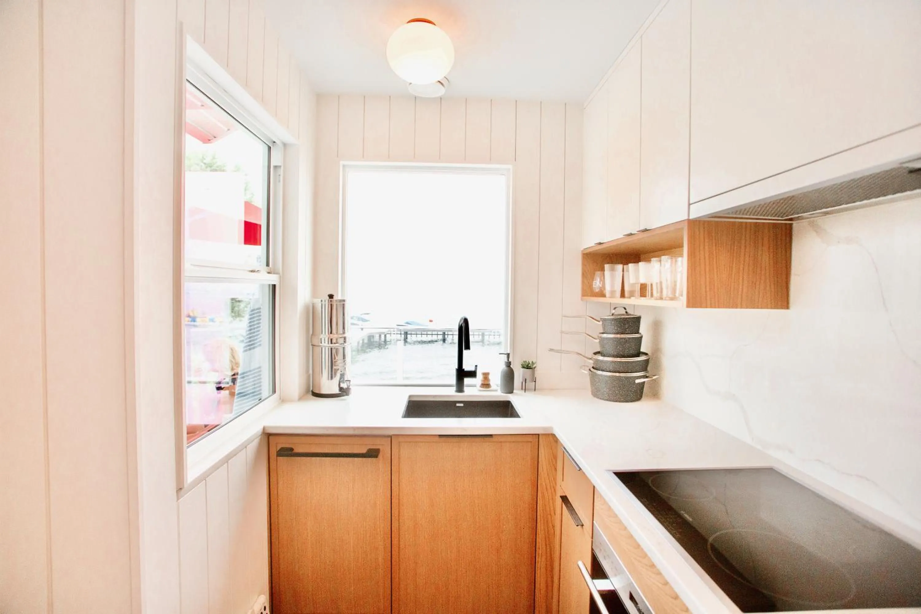 Kitchen or kitchenette in Peachland Beach Resort