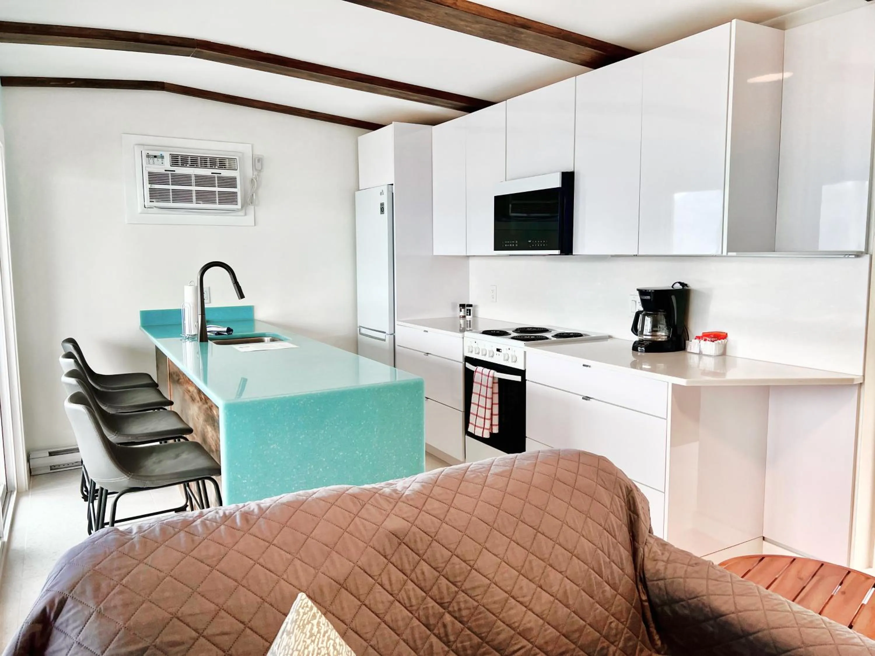 Living room in Peachland Beach Resort