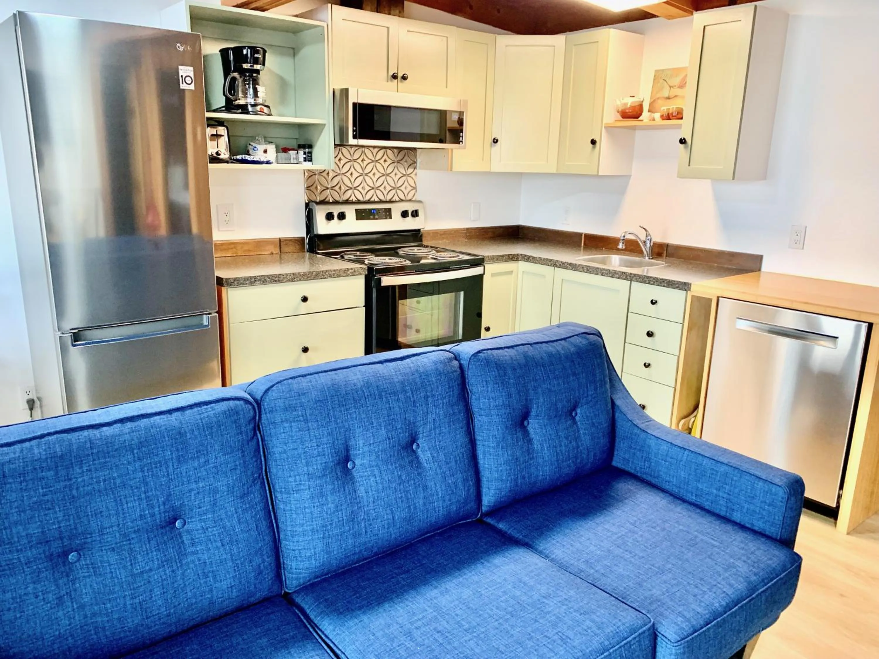 Living room in Peachland Beach Resort