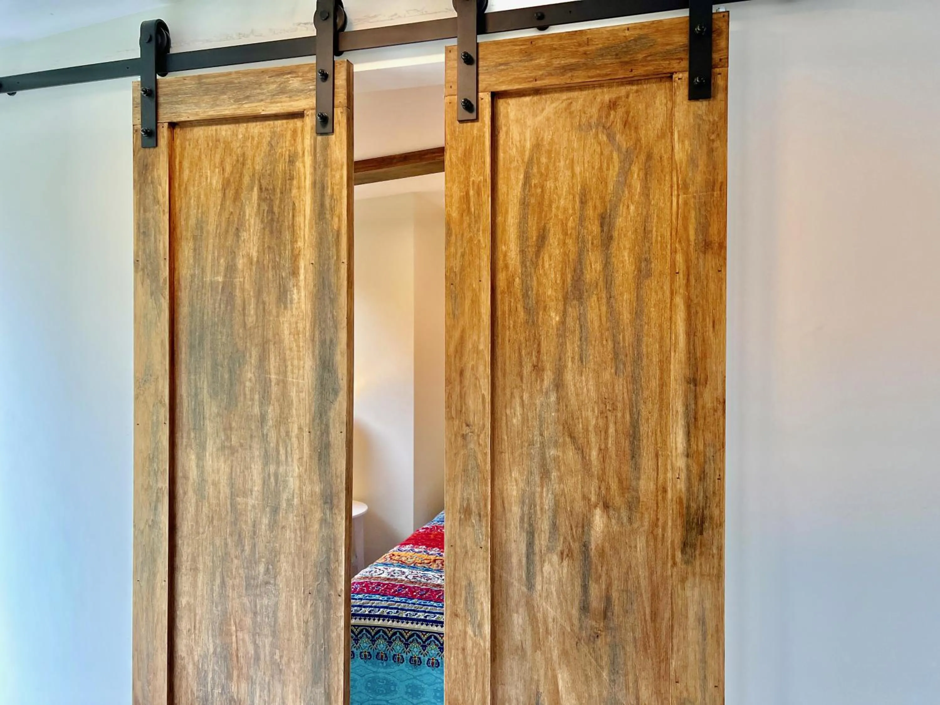 Bedroom, Bed in Peachland Beach Resort