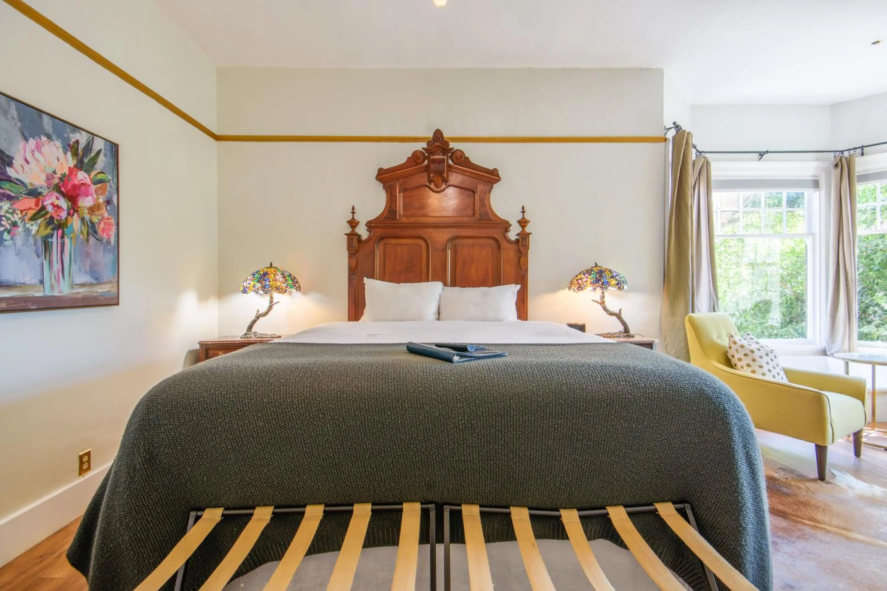 Bed in Cedar Gables Inn