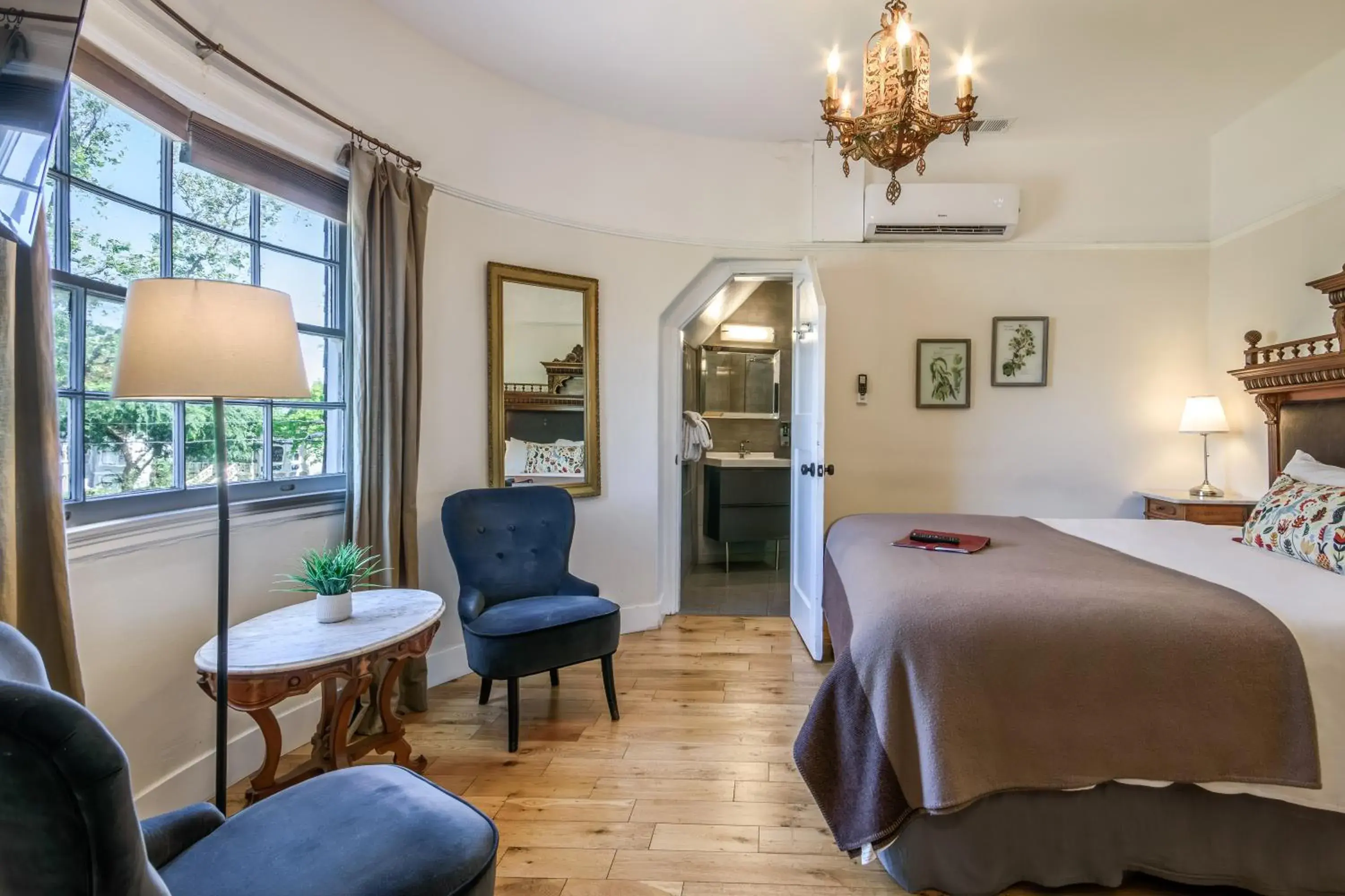 Deluxe King Room in Cedar Gables Inn Deluxe King Room in Cedar Gables Inn