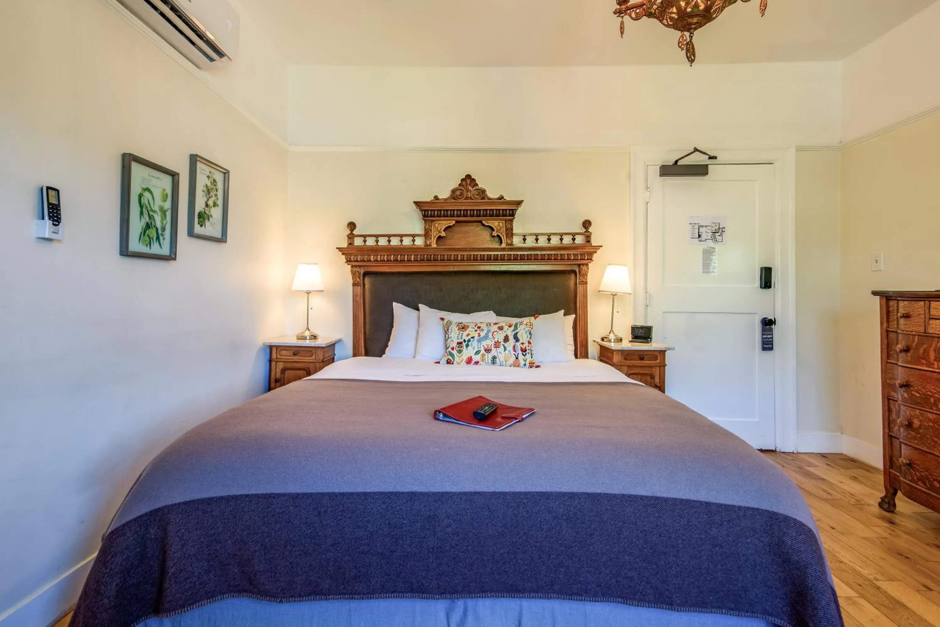 Bed in Cedar Gables Inn