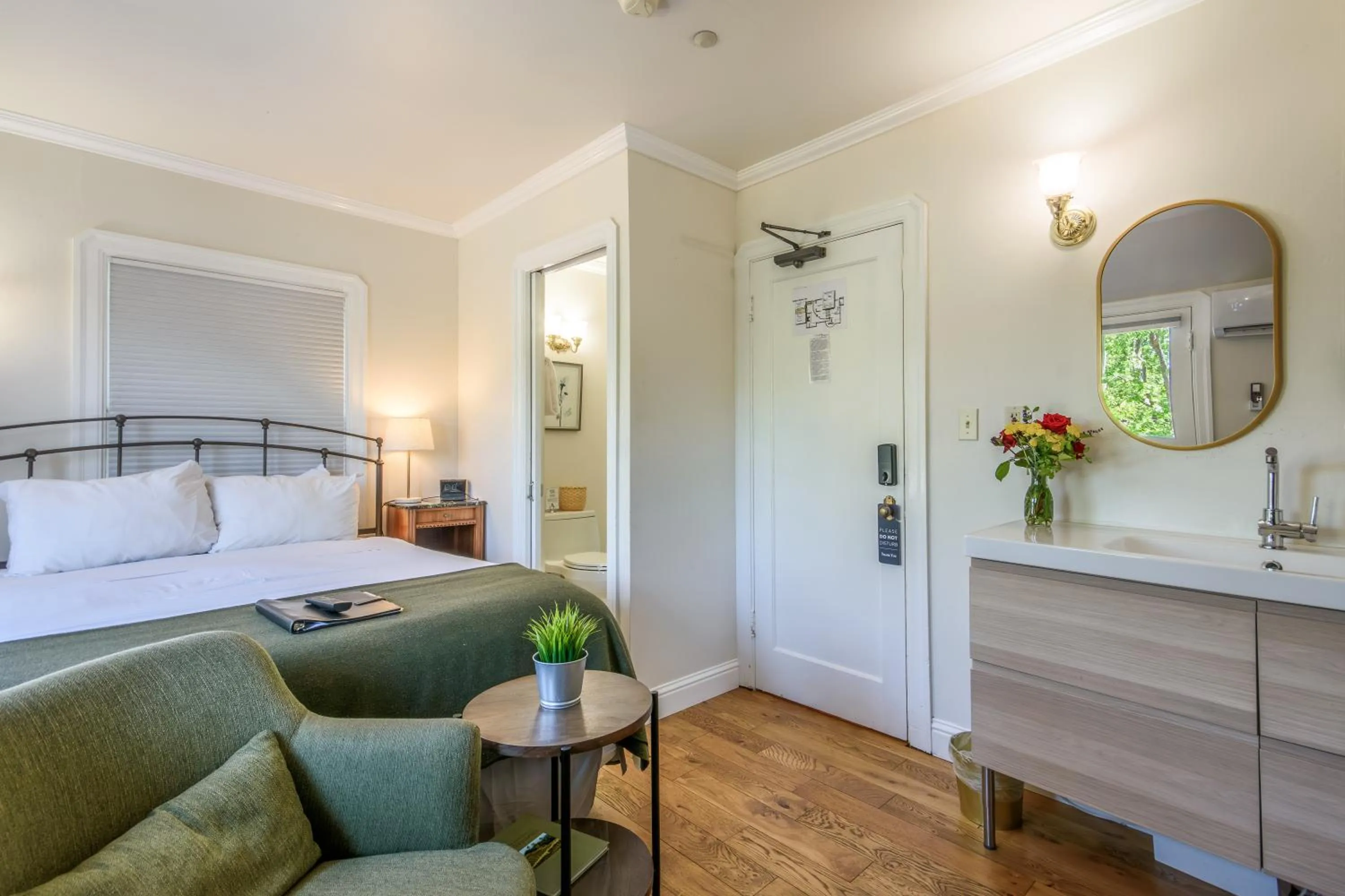 Bed in Cedar Gables Inn