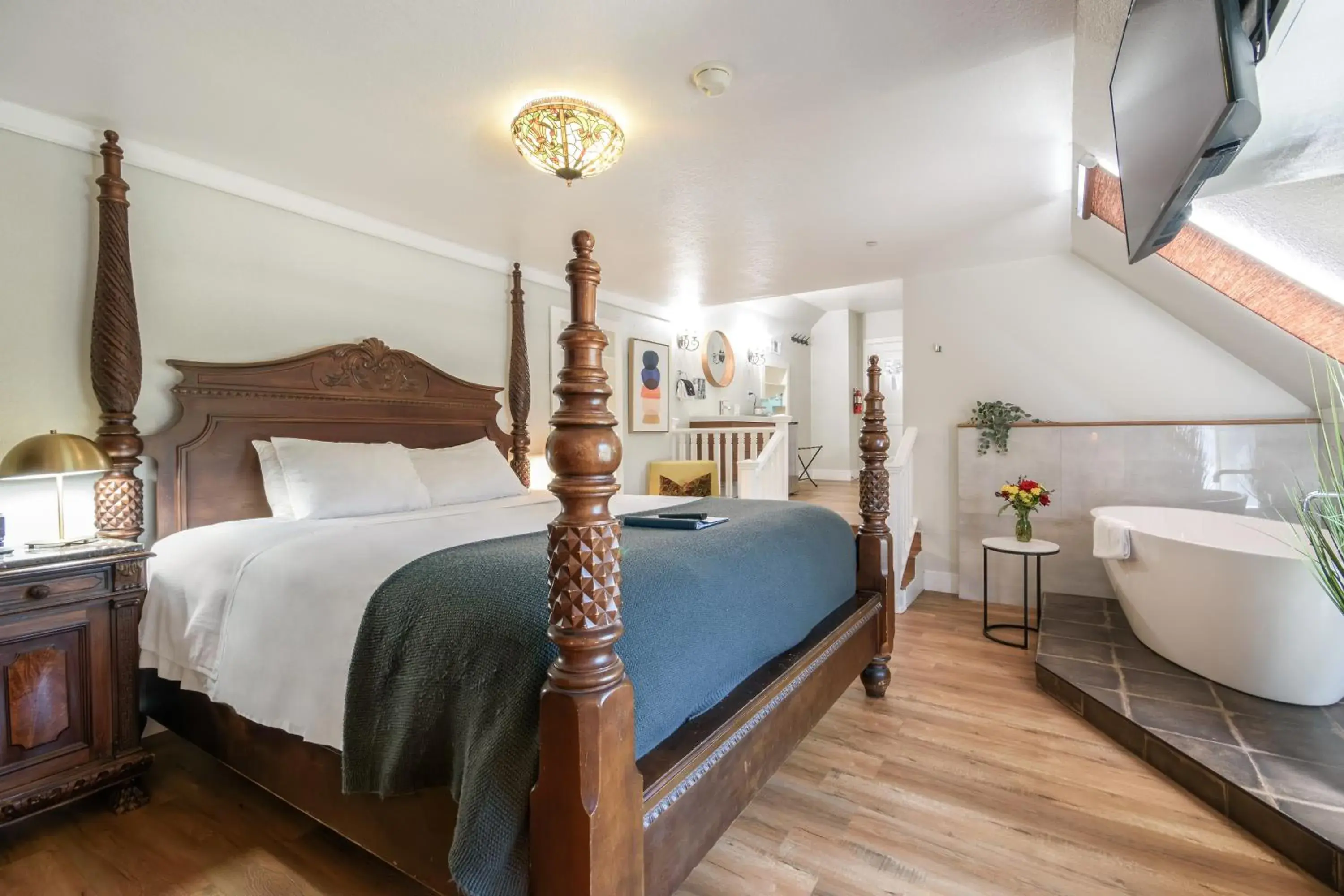 Deluxe Suite in Cedar Gables Inn Deluxe Suite in Cedar Gables Inn