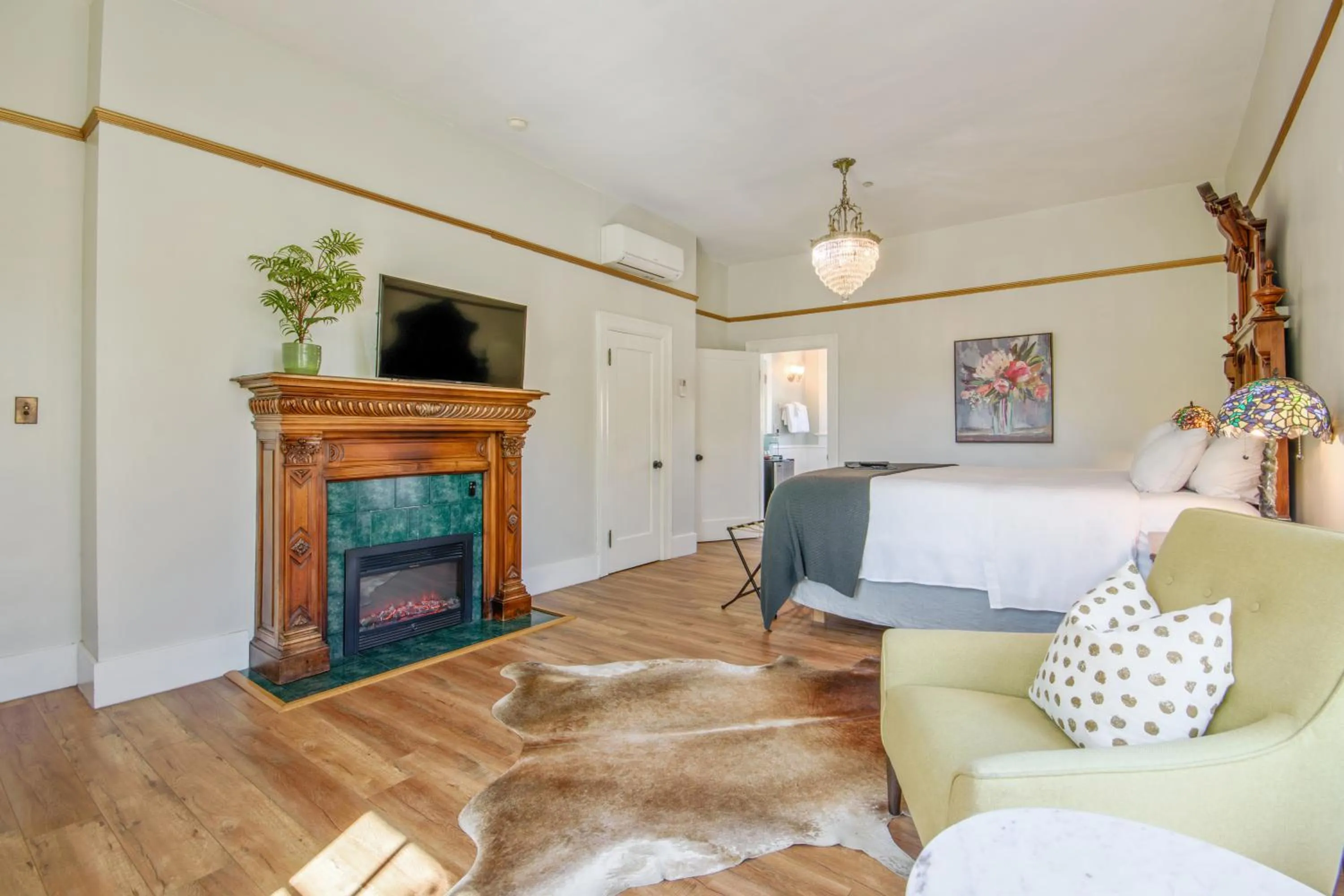 Bed in Cedar Gables Inn