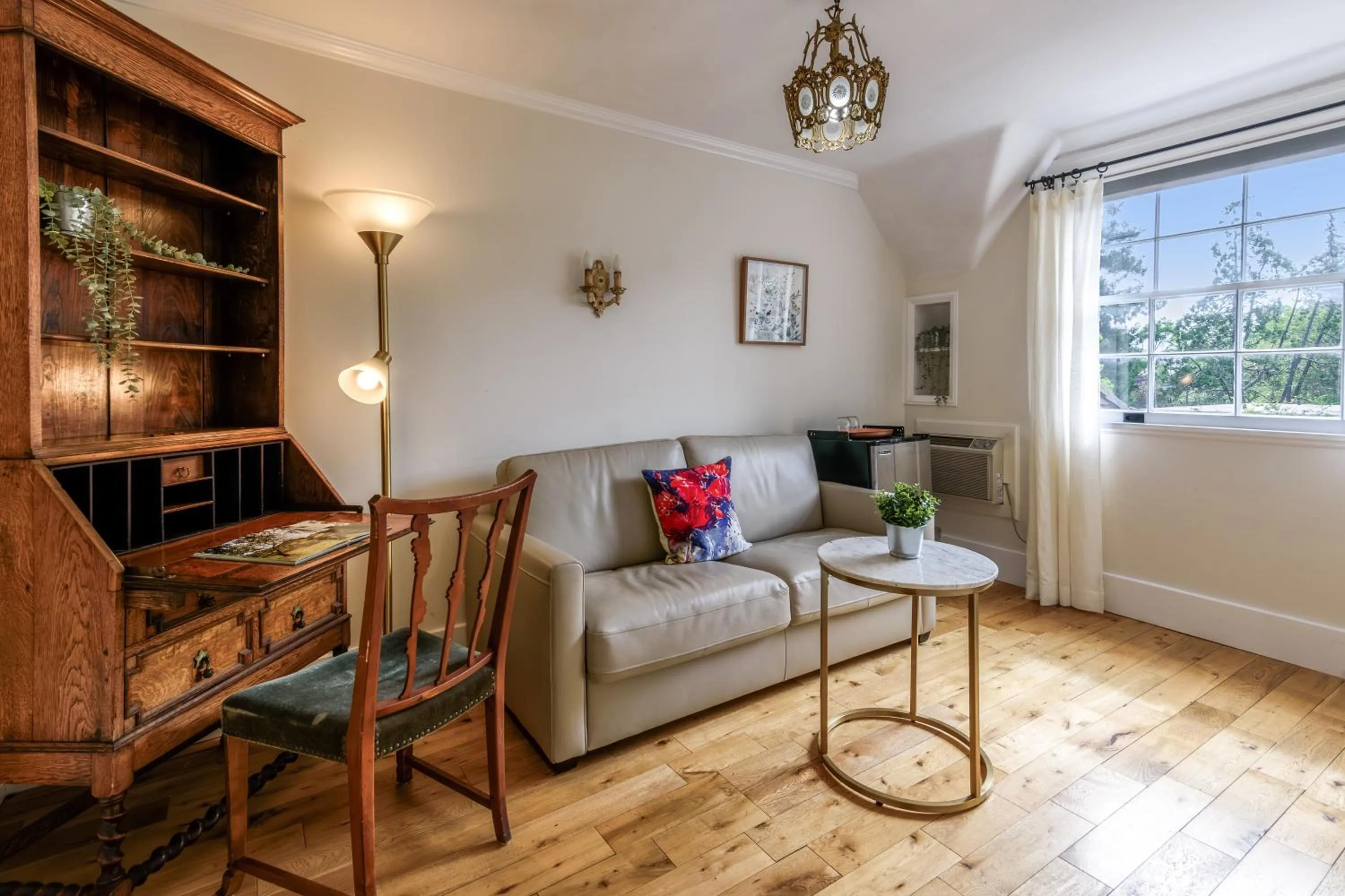 Living room in Cedar Gables Inn