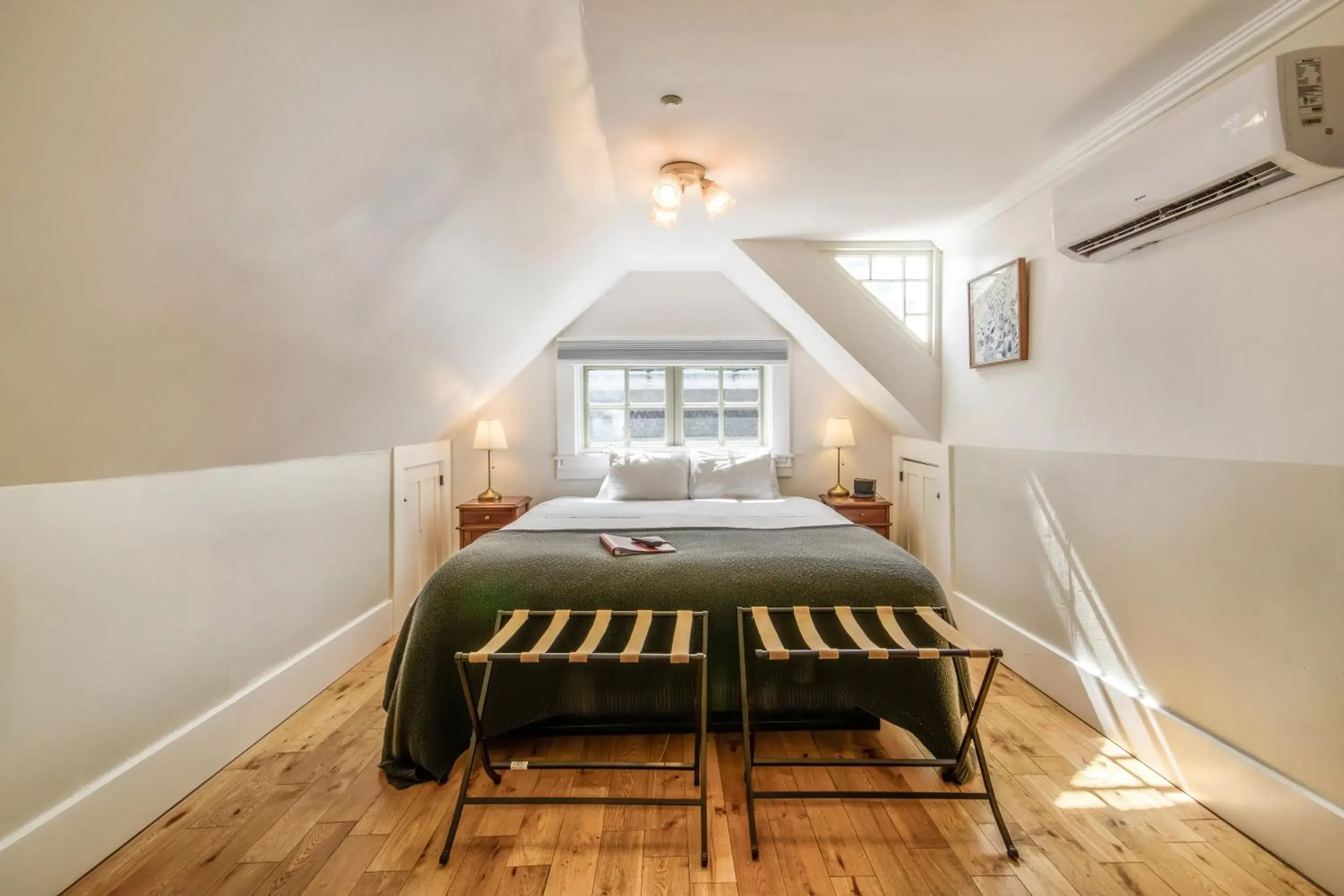 Superior King Room in Cedar Gables Inn Superior King Room in Cedar Gables Inn