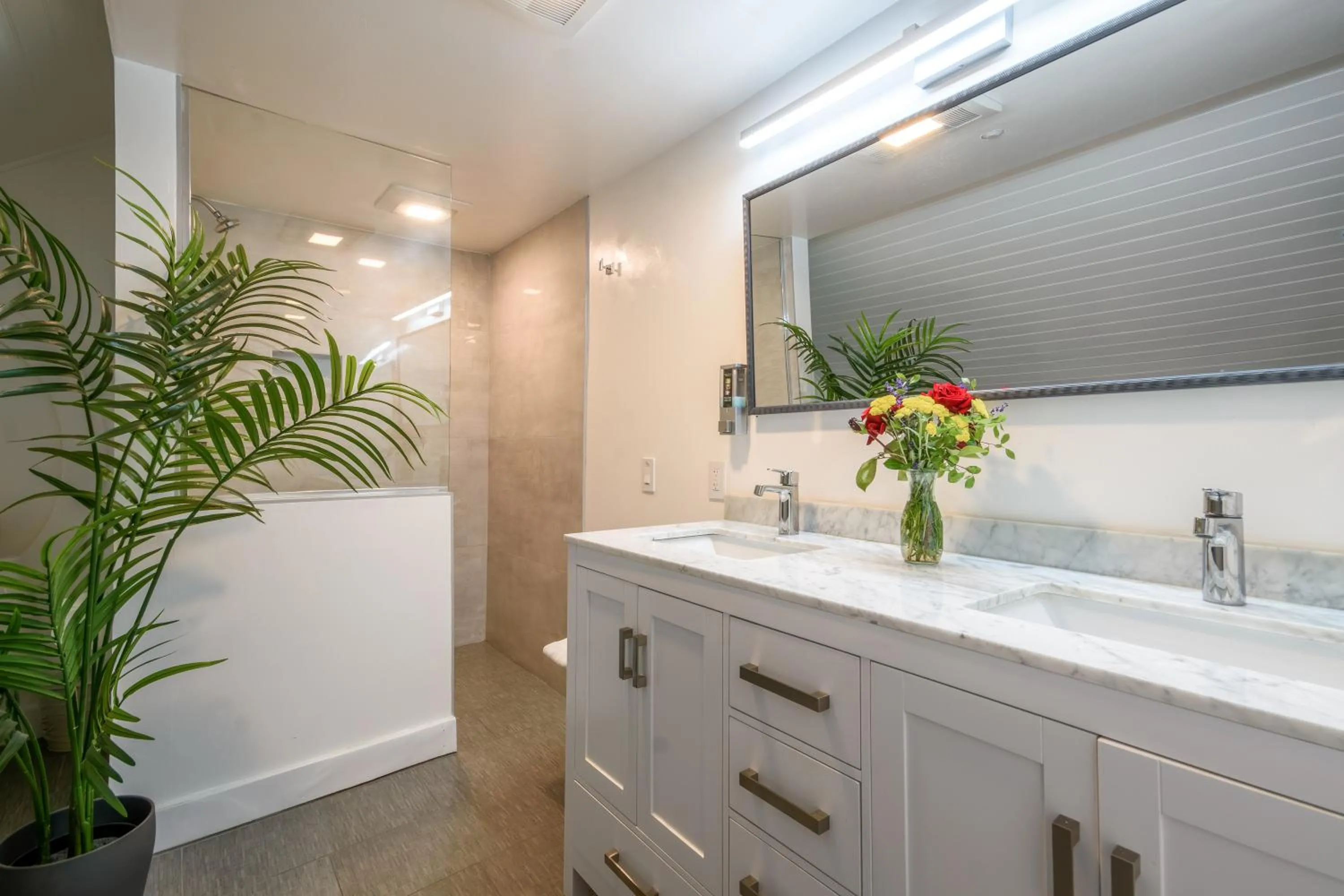 Bathroom in Cedar Gables Inn