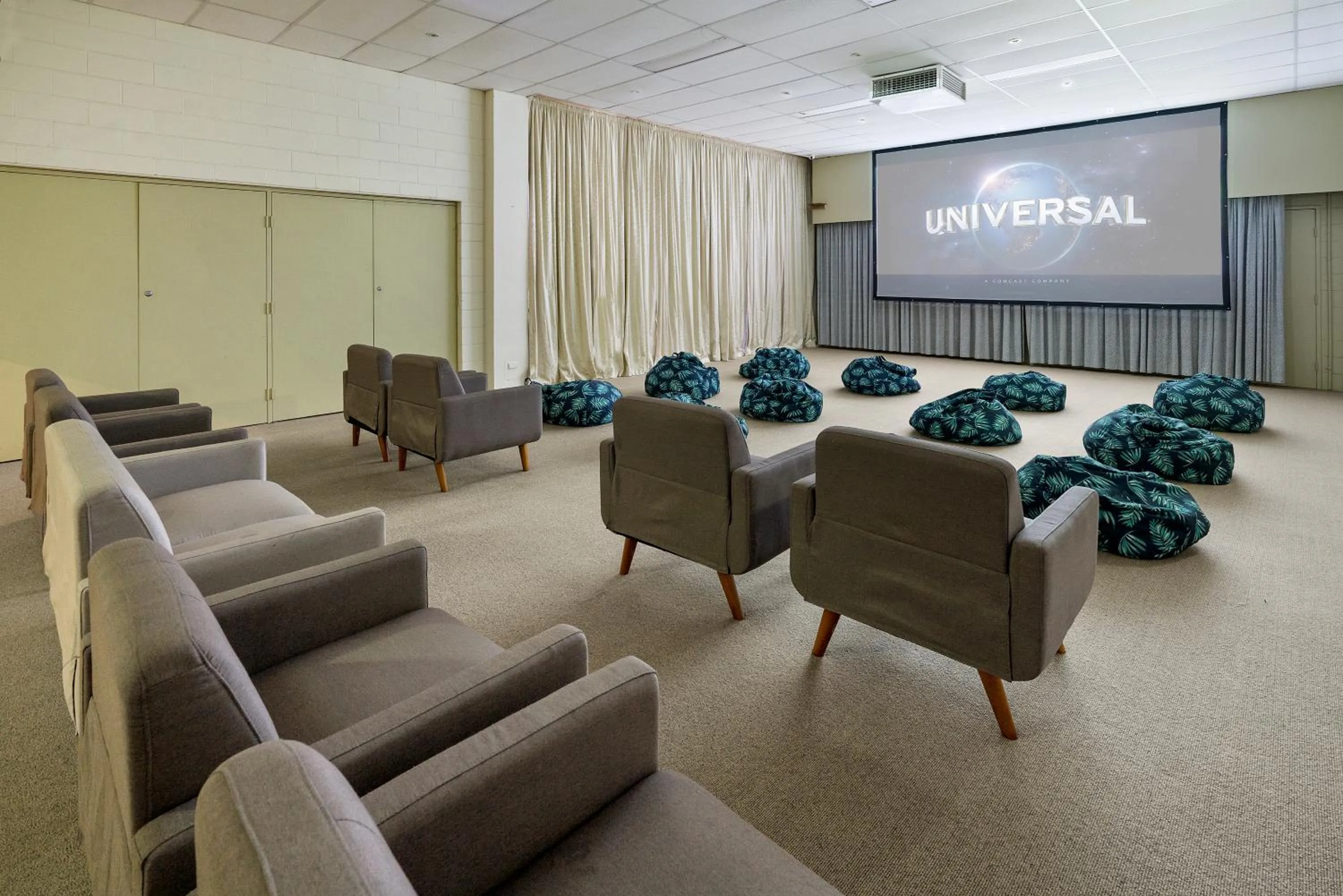 Communal lounge/ TV room in North Pier Hotel