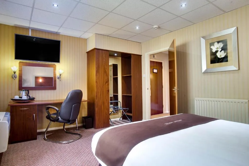 Bedroom, Bed in Apollo Hotel