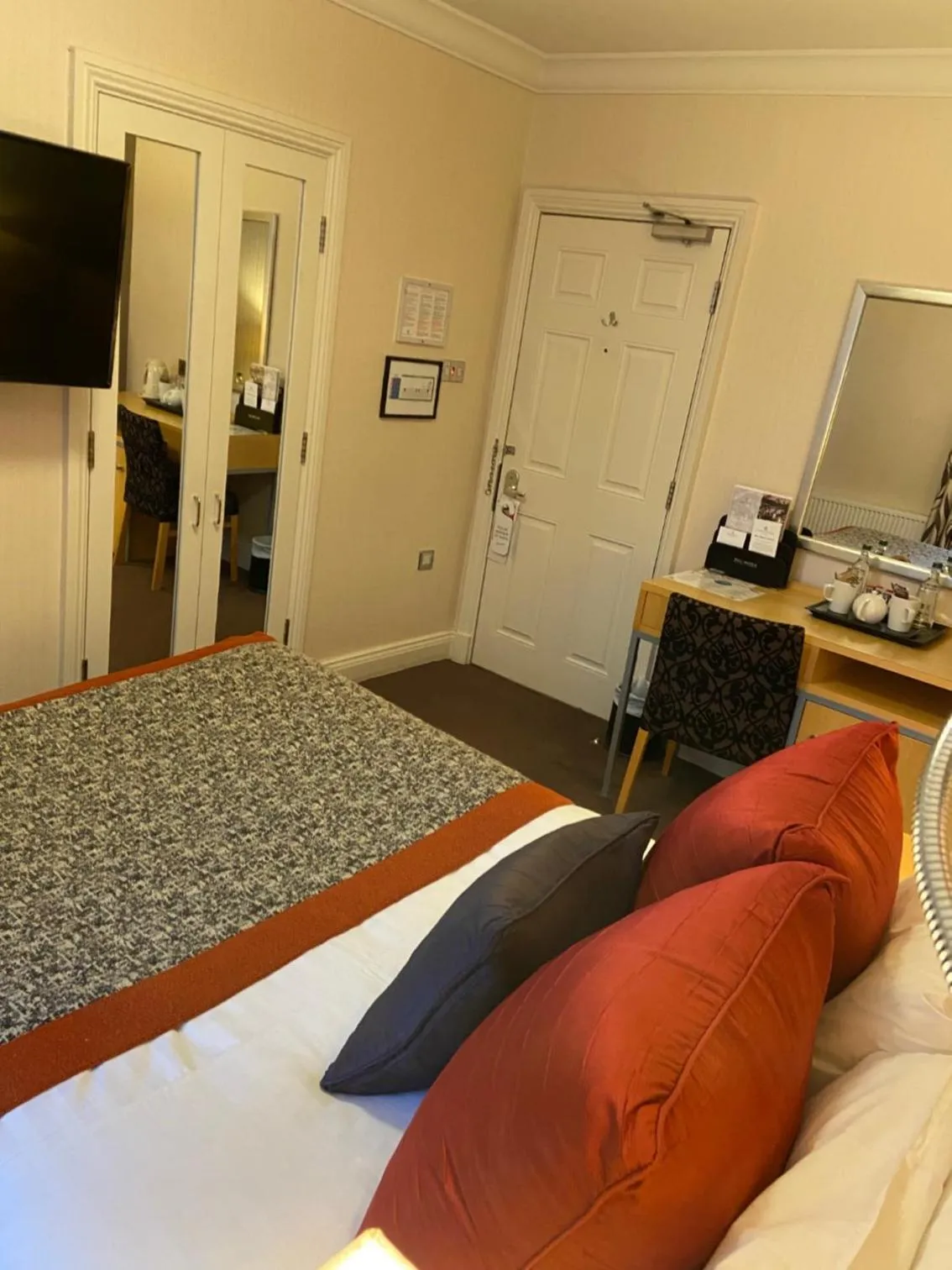 Bedroom, Bed in Caledonian Hotel