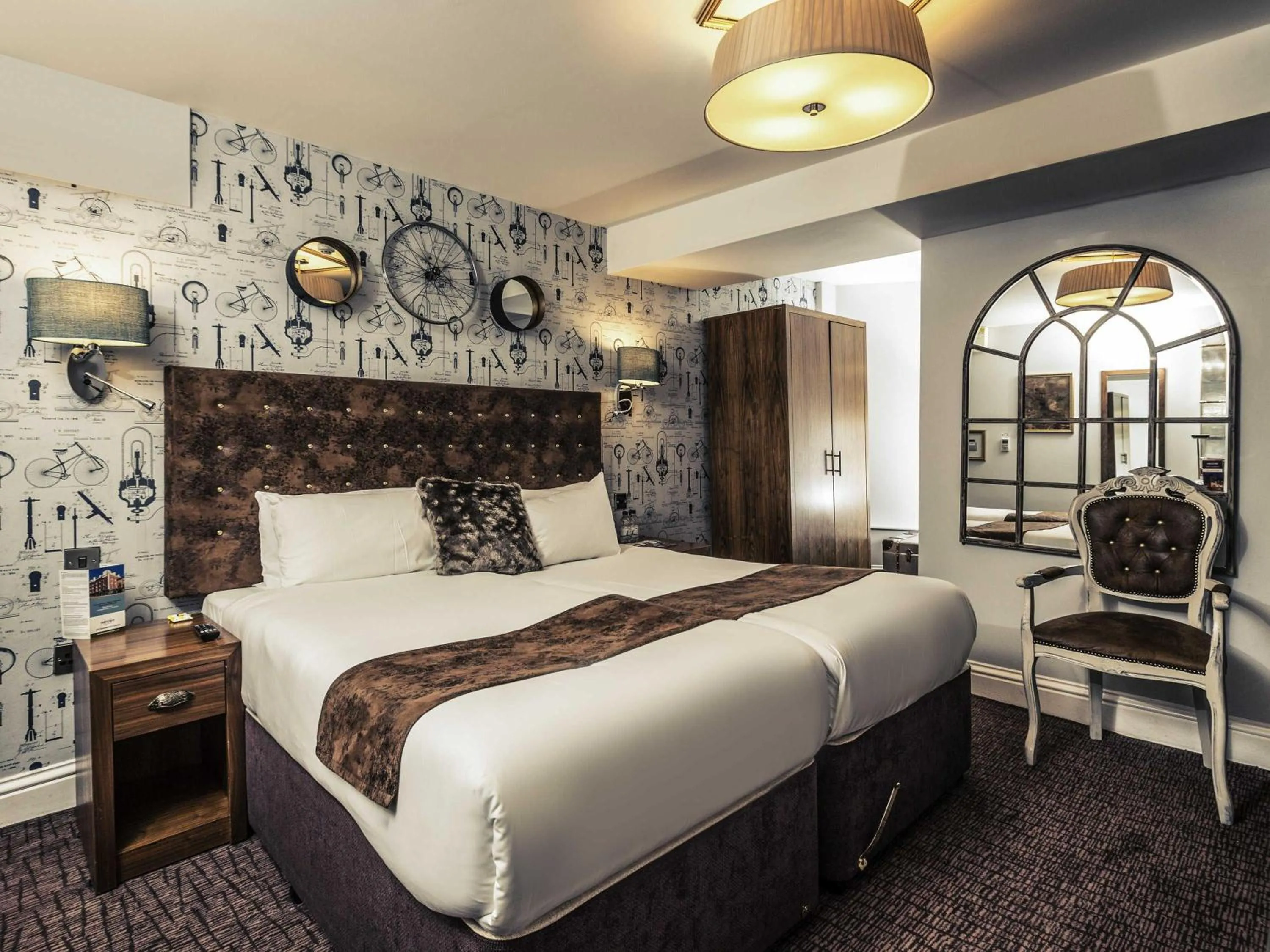 Bedroom, Bed in Mercure Nottingham City Centre Hotel