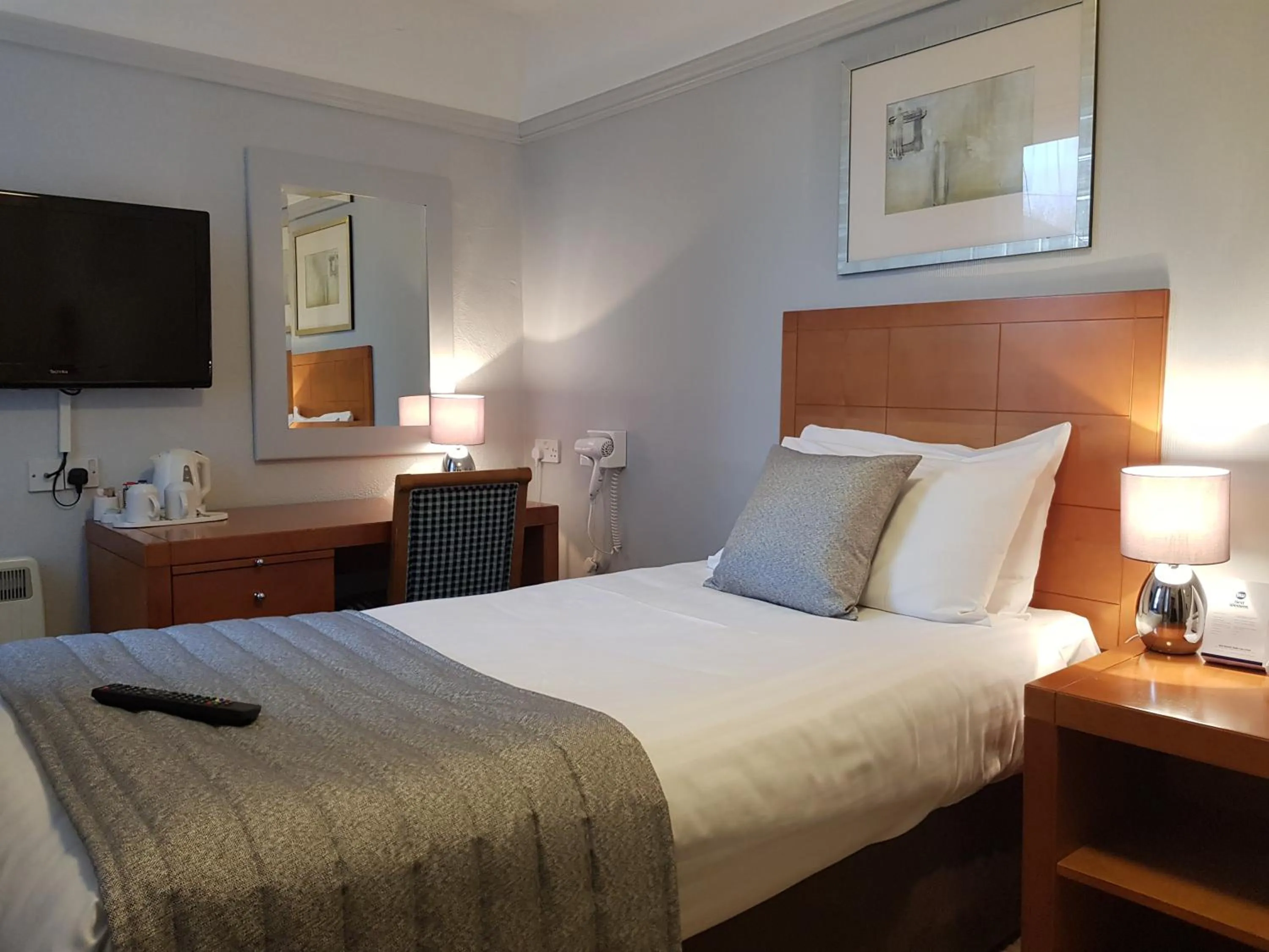 Bed, TV/Entertainment Center in Best Western Stoke on Trent City Centre Hotel