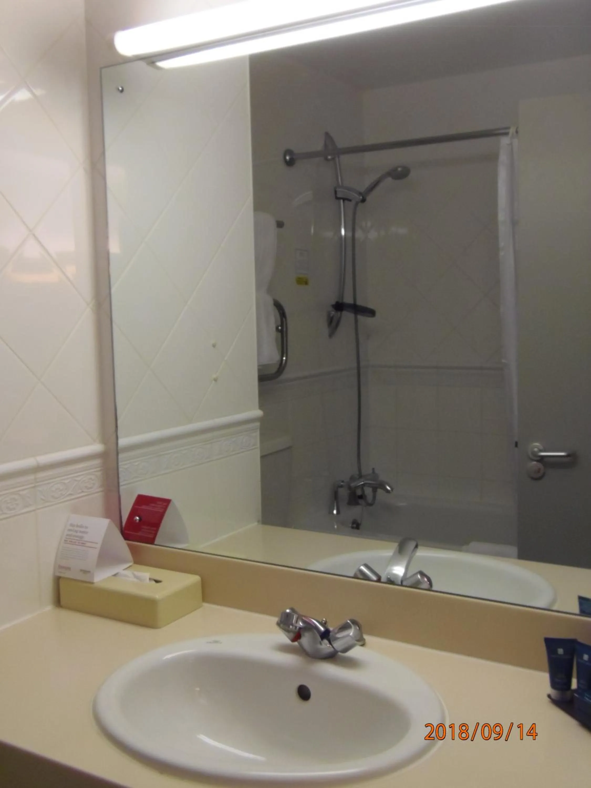 Bathroom in OYO Flagship London Finchley