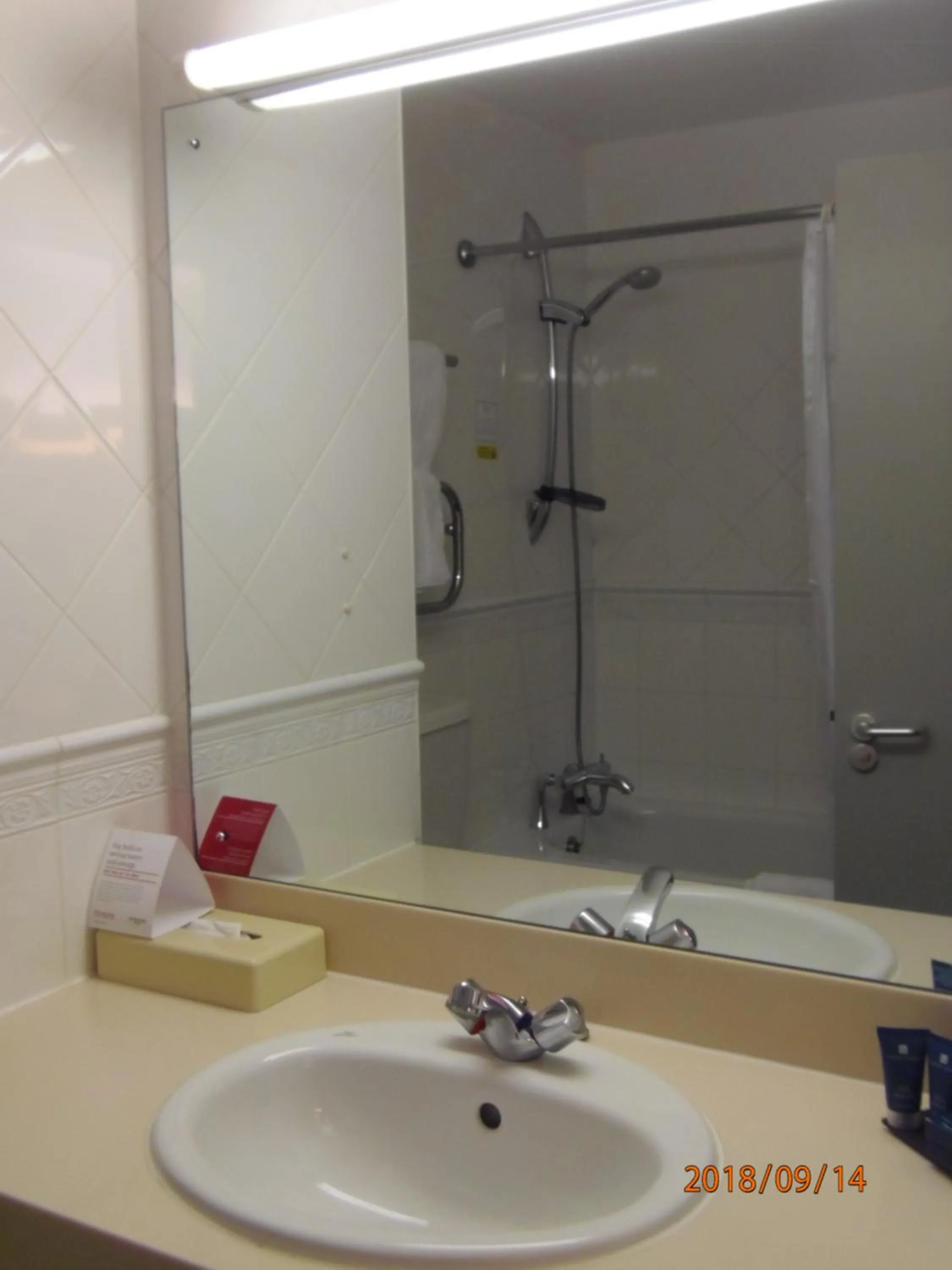 Bathroom in OYO Flagship London Finchley