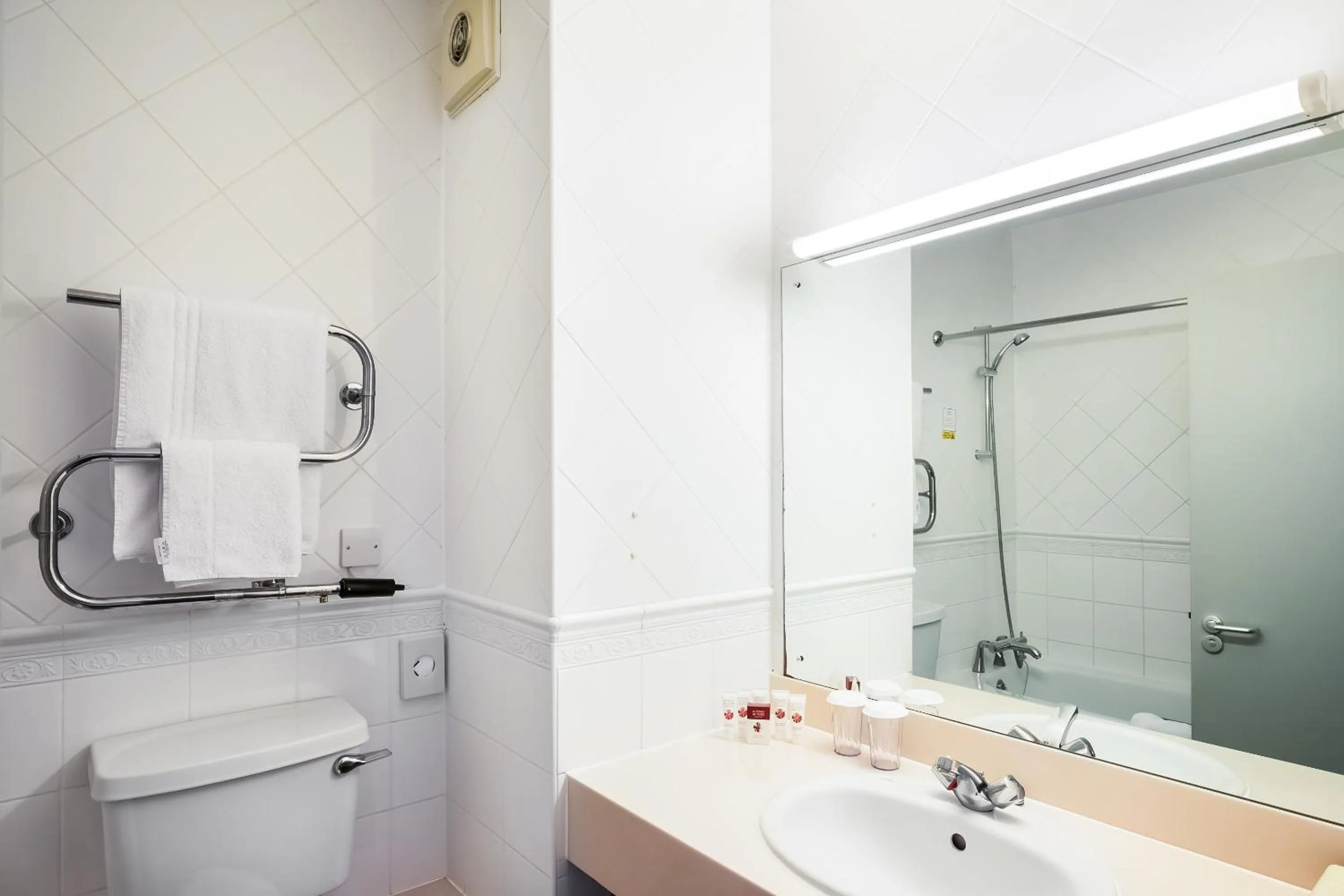 Bathroom in OYO Flagship London Finchley