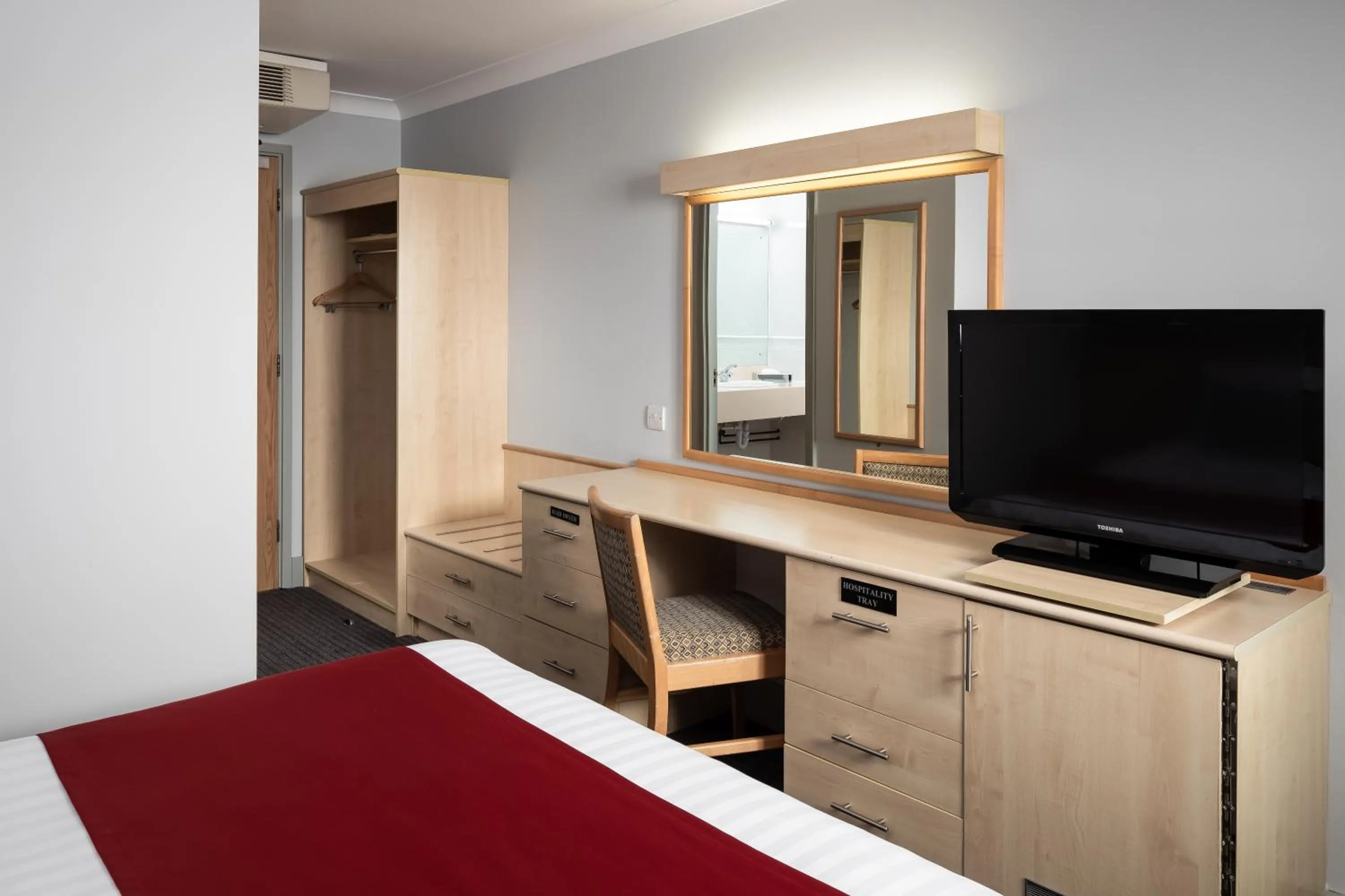 Bedroom, TV/Entertainment Center in OYO Flagship London Finchley