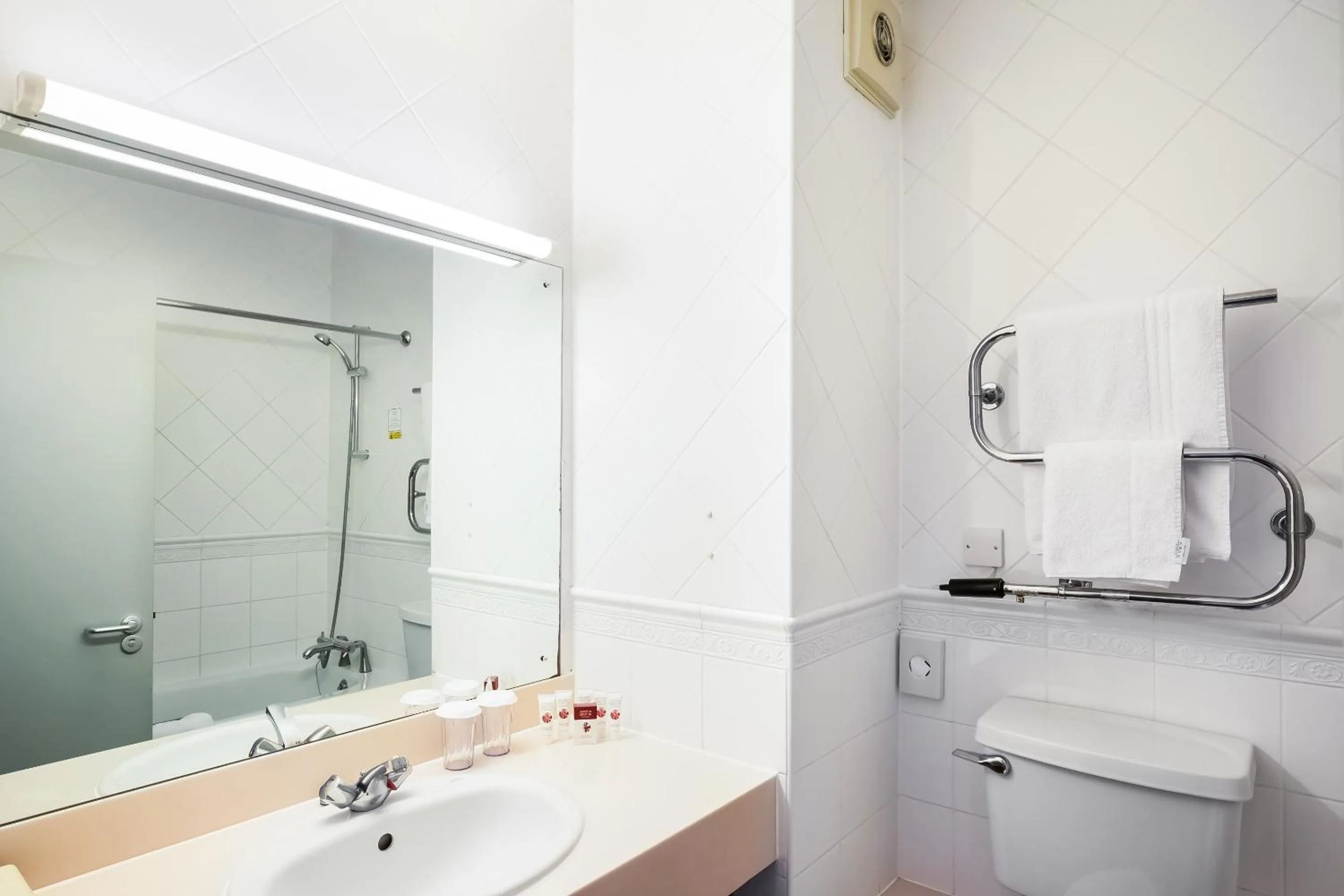 Bathroom in OYO Flagship London Finchley