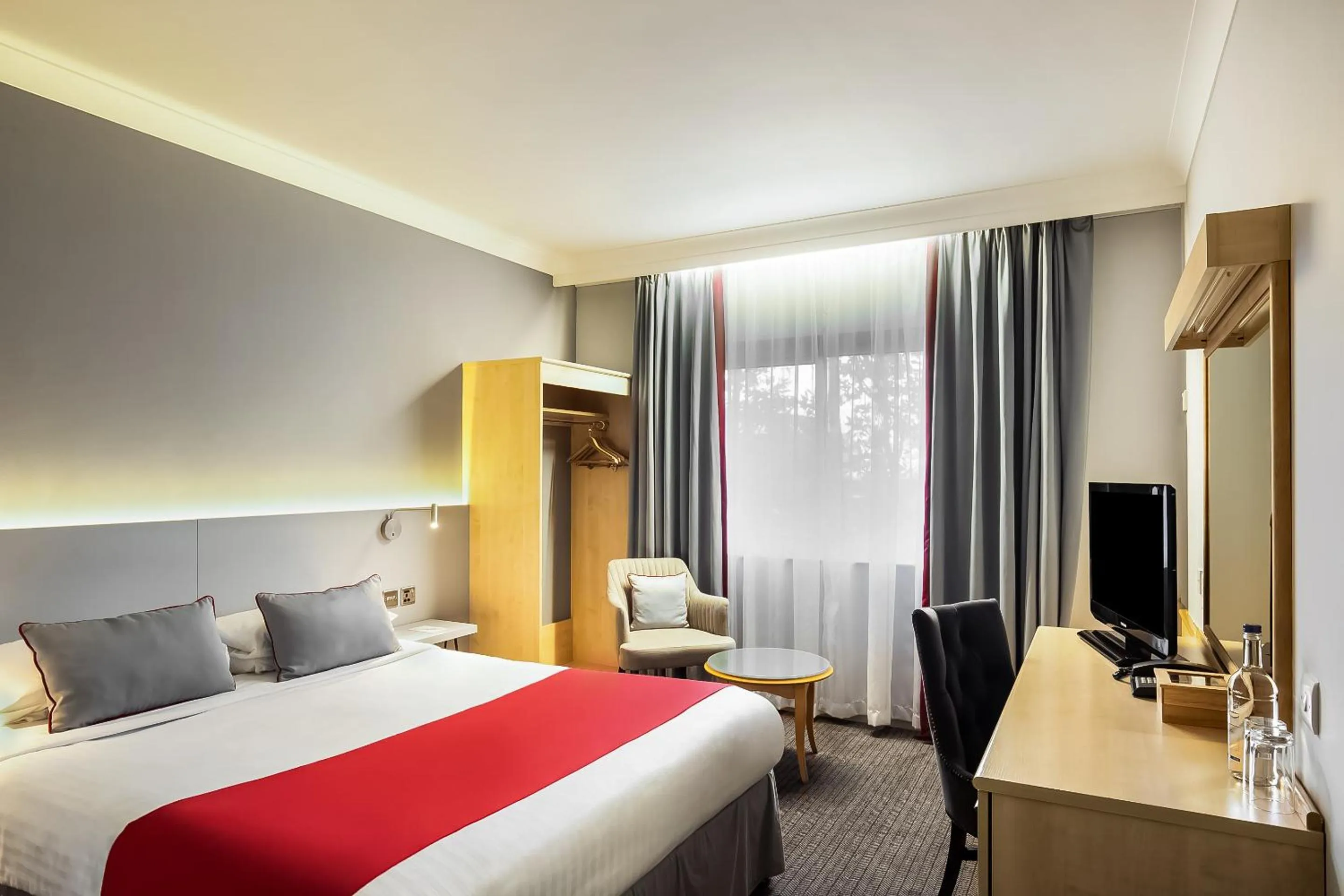 Bedroom, TV/Entertainment Center in OYO Flagship London Finchley