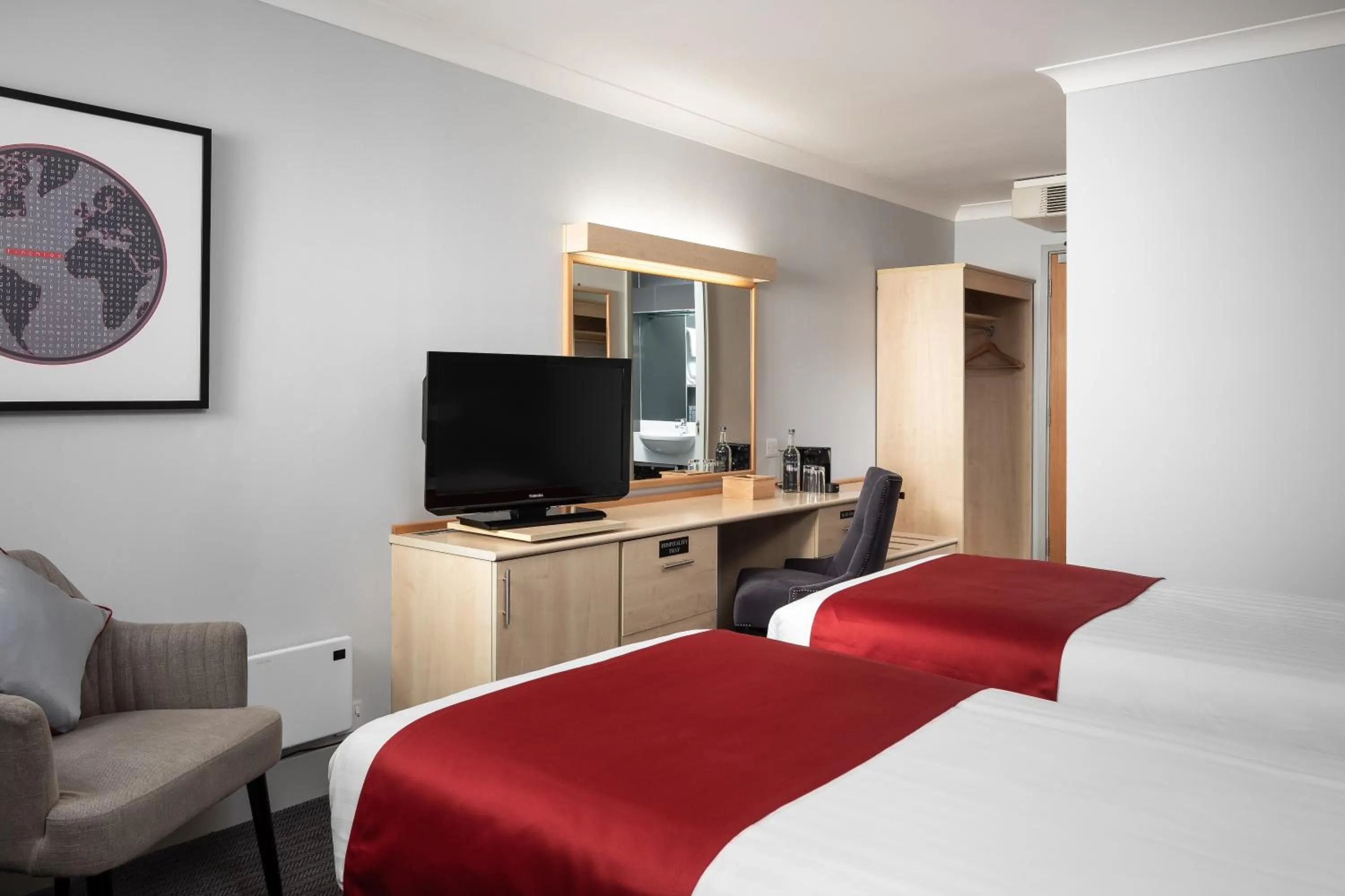 Bedroom, TV/Entertainment Center in OYO Flagship London Finchley