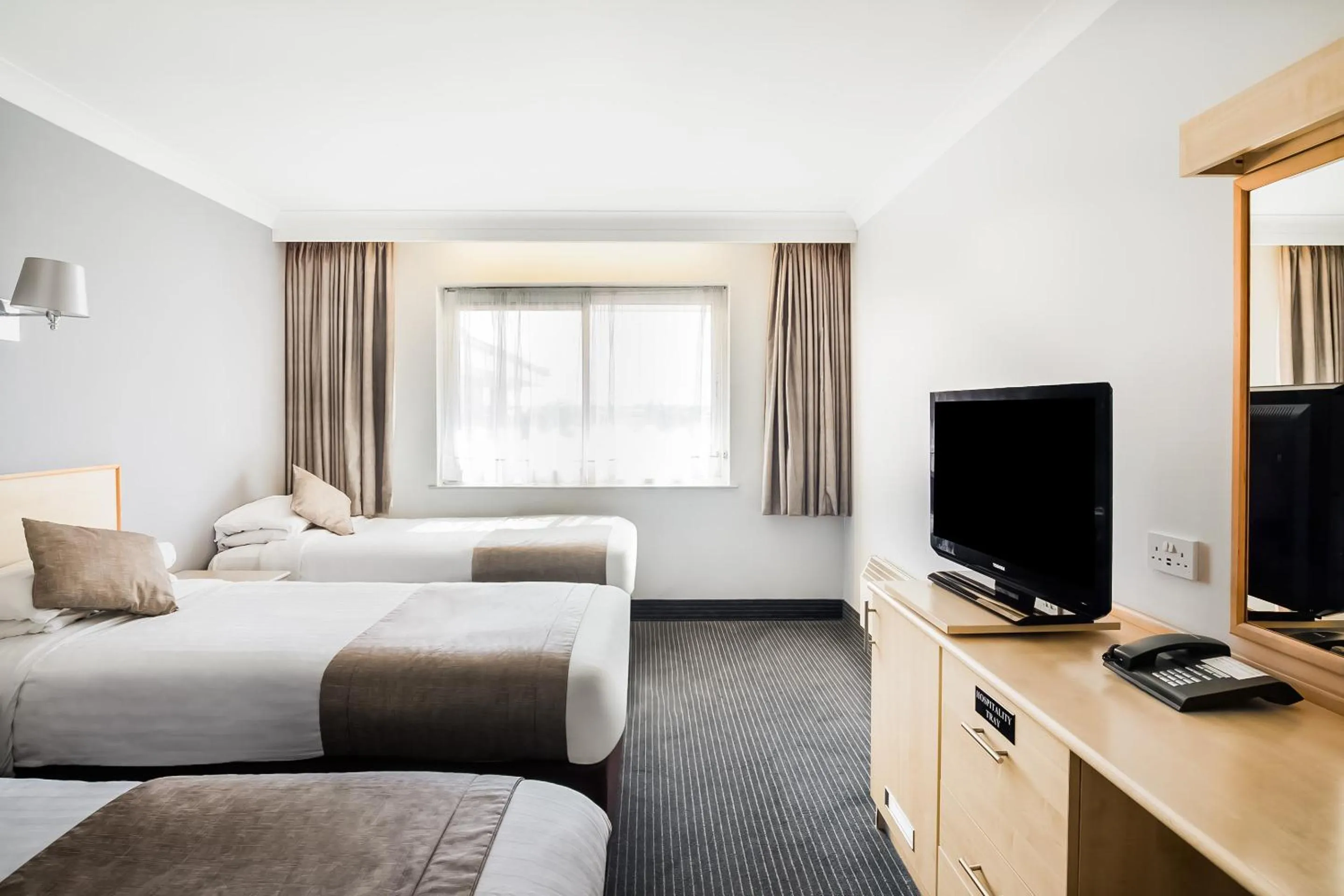 Bedroom, TV/Entertainment Center in OYO Flagship London Finchley