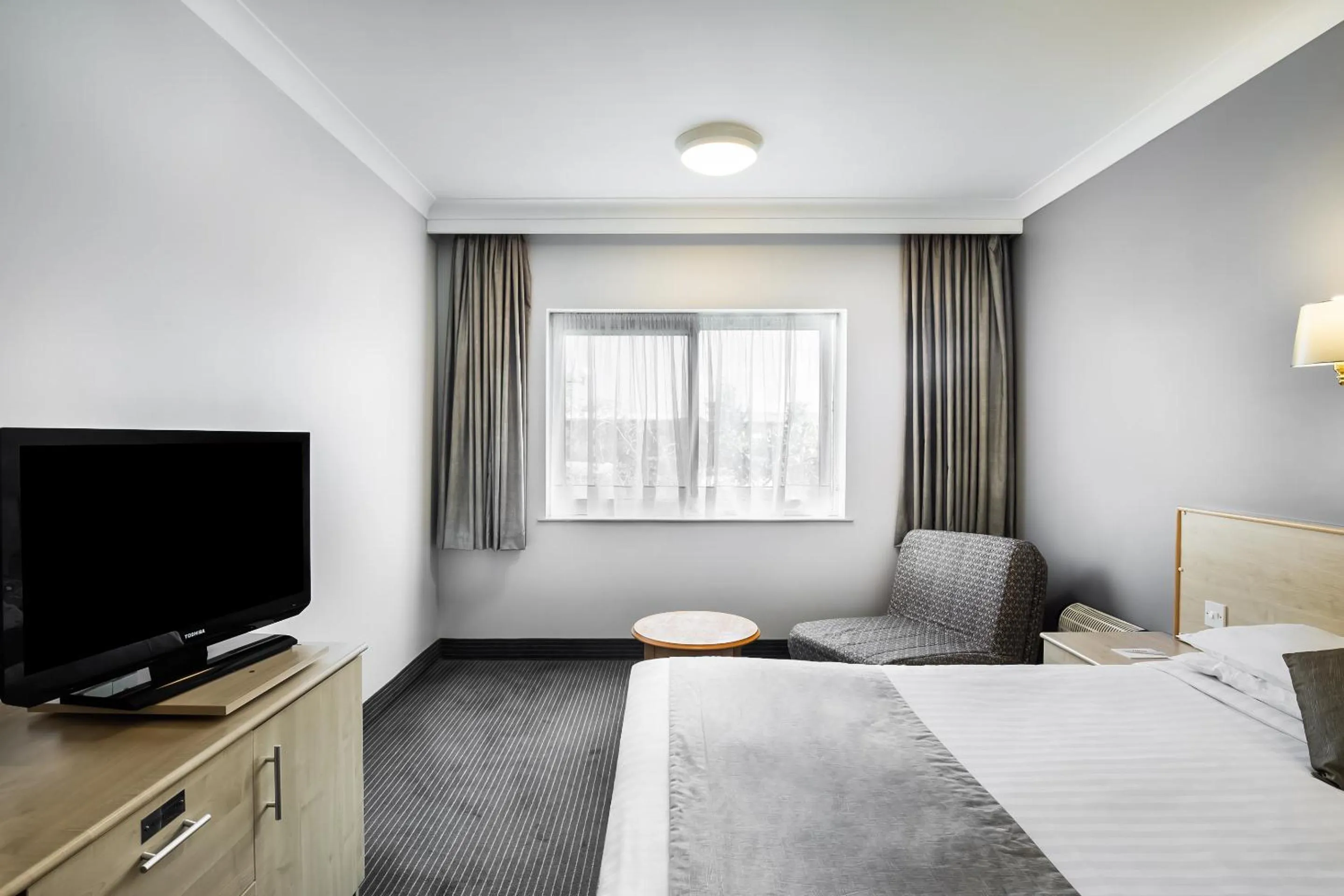 Bedroom, TV/Entertainment Center in OYO Flagship London Finchley