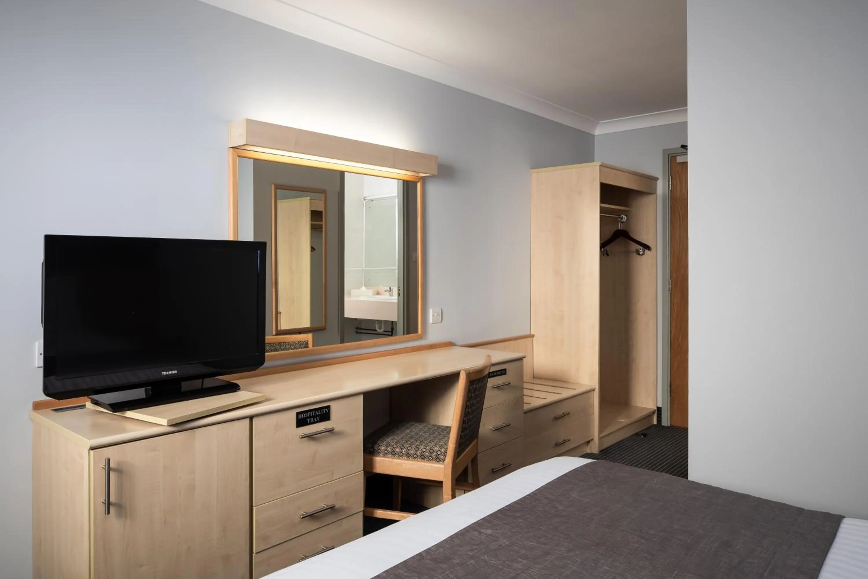 Bedroom, TV/Entertainment Center in OYO Flagship London Finchley