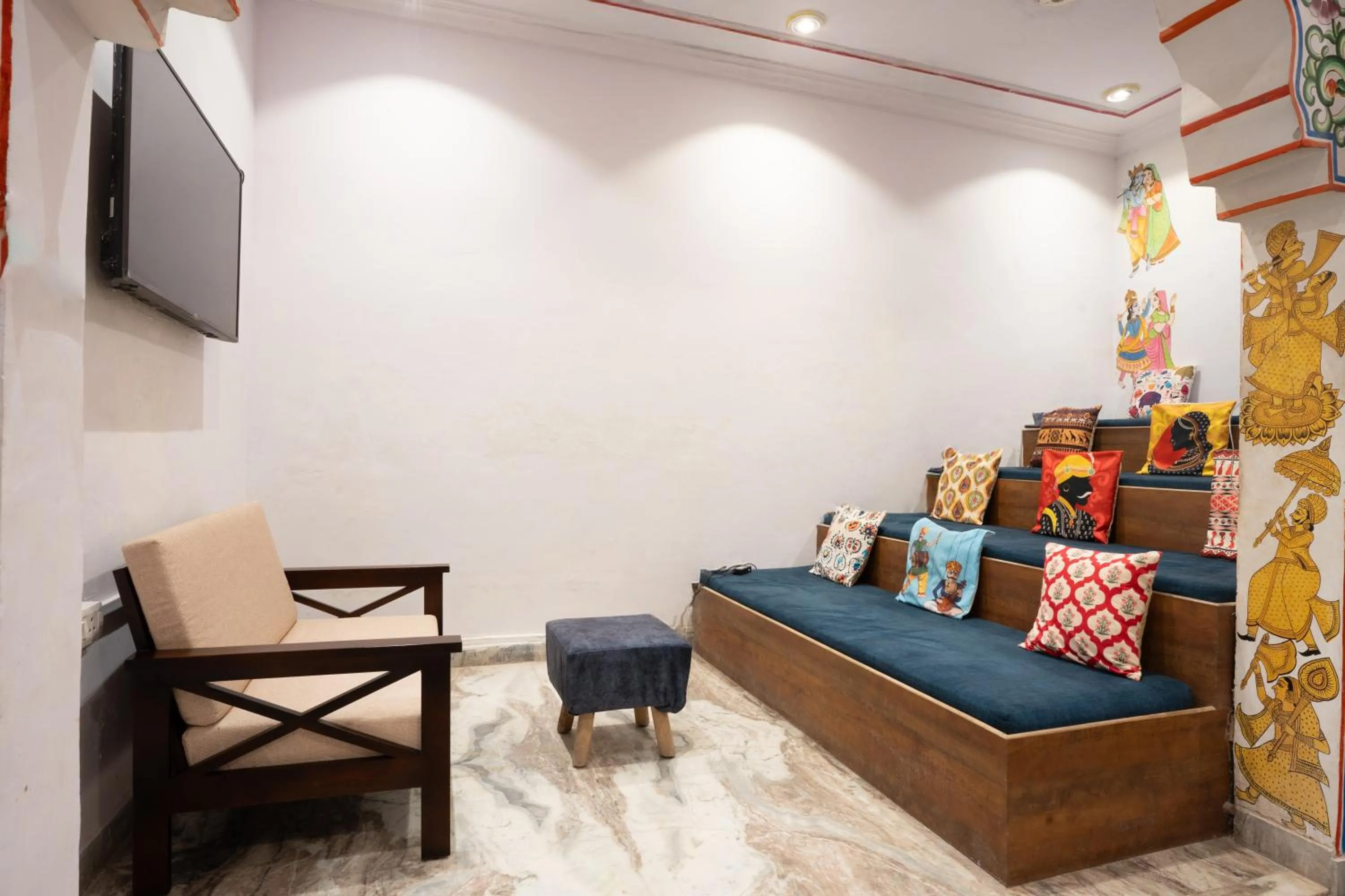 Communal lounge/ TV room in Stamps By Eight Continents, Pushkar