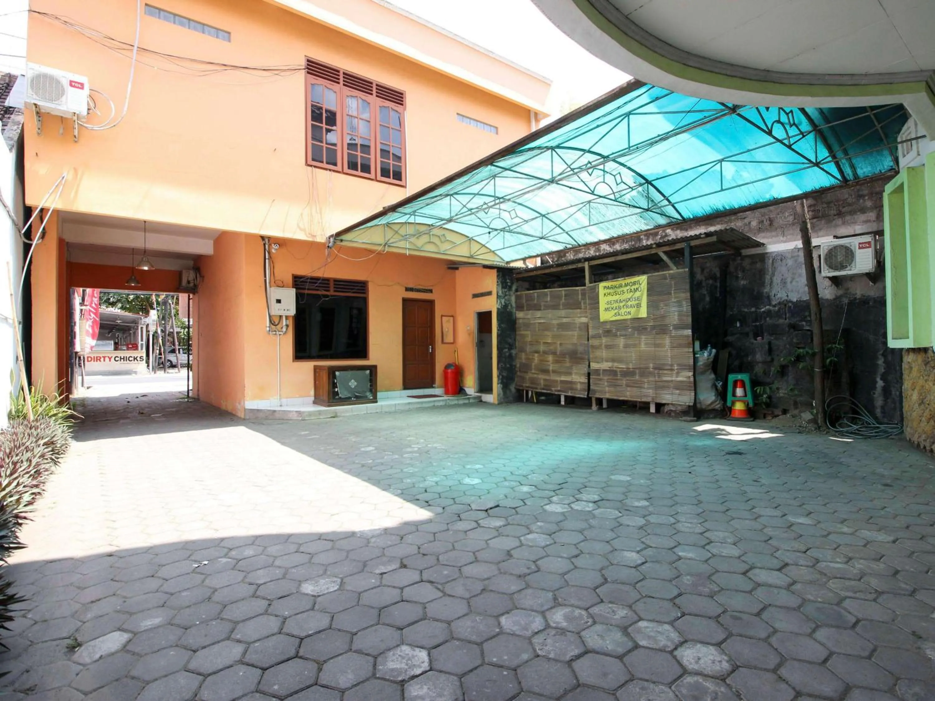 Facade/entrance in RedDoorz @ Seturan Raya