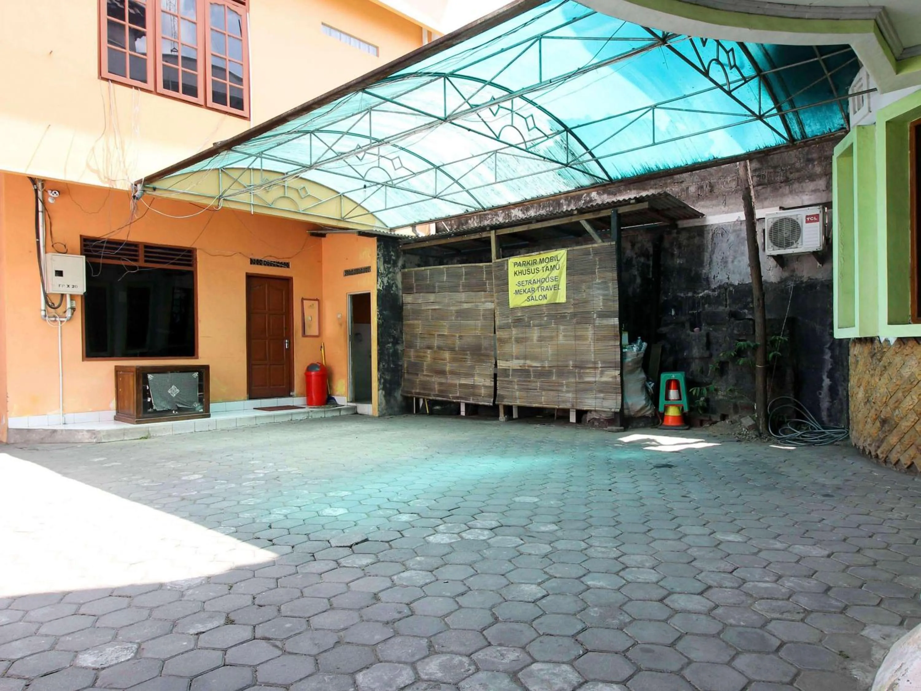 Parking in RedDoorz @ Seturan Raya