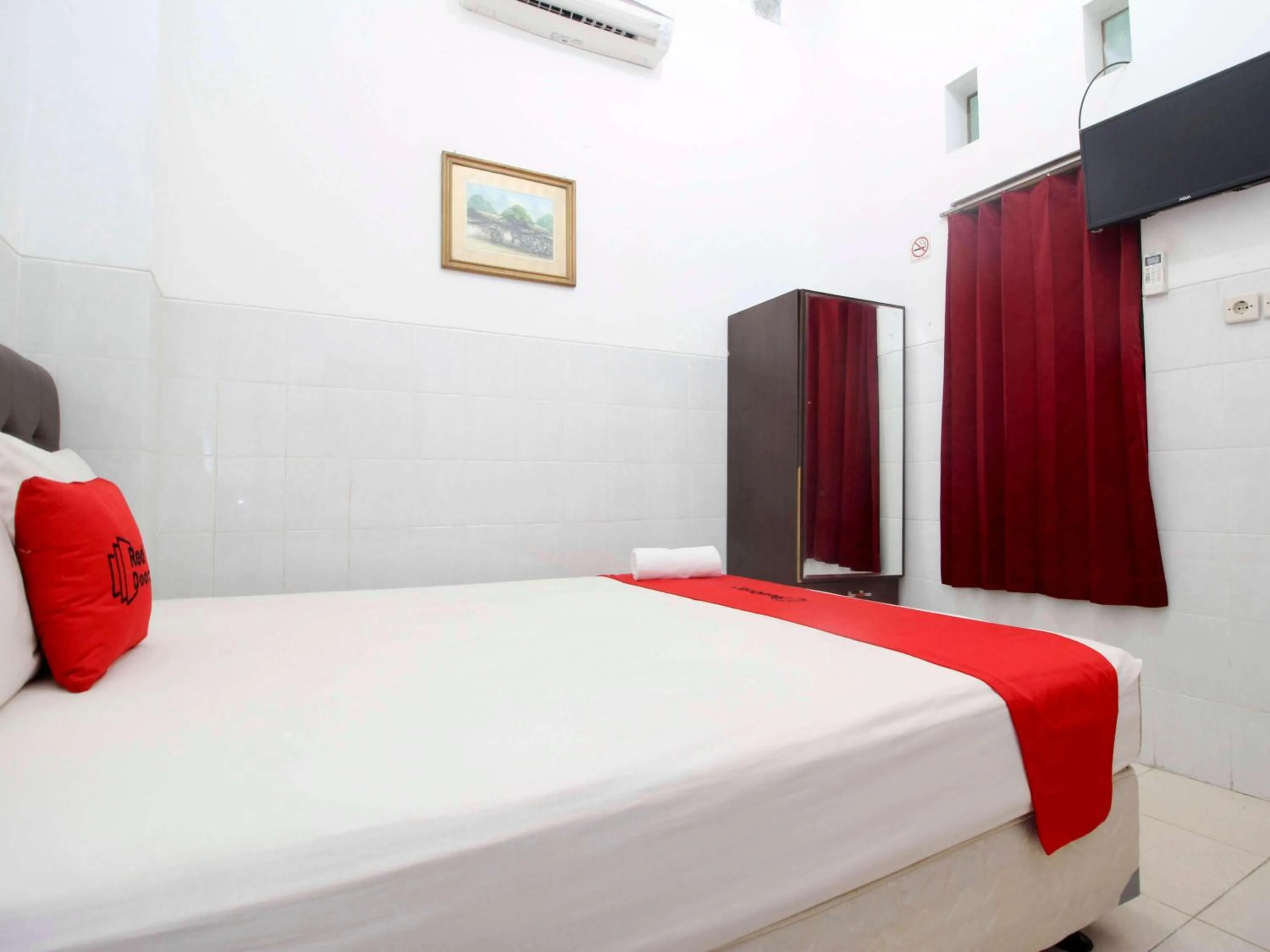 Bedroom, Bed in RedDoorz @ Seturan Raya