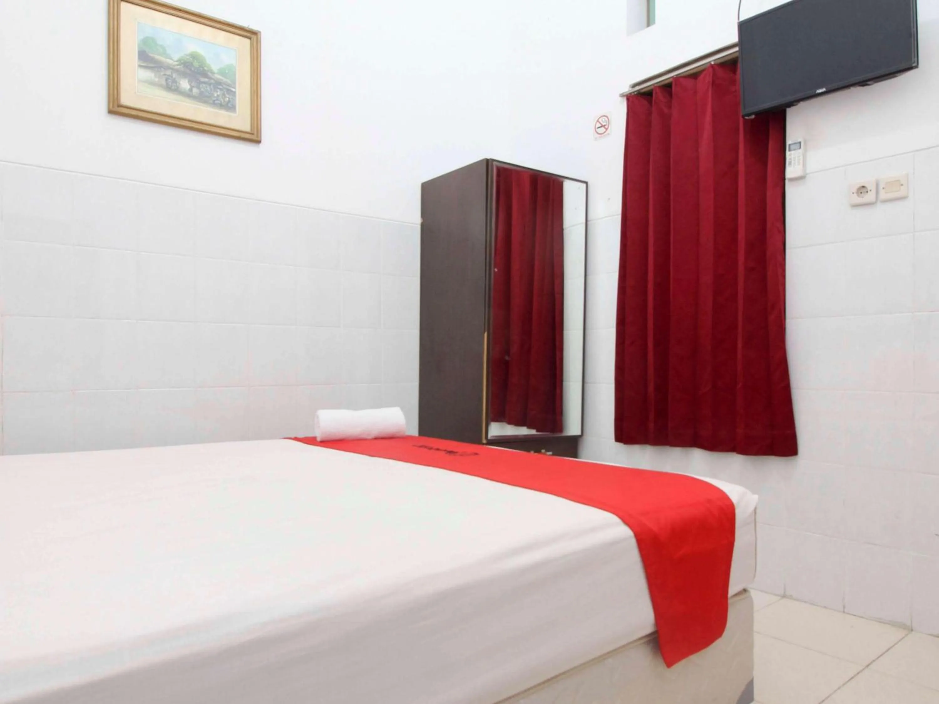 Bedroom, Bed in RedDoorz @ Seturan Raya