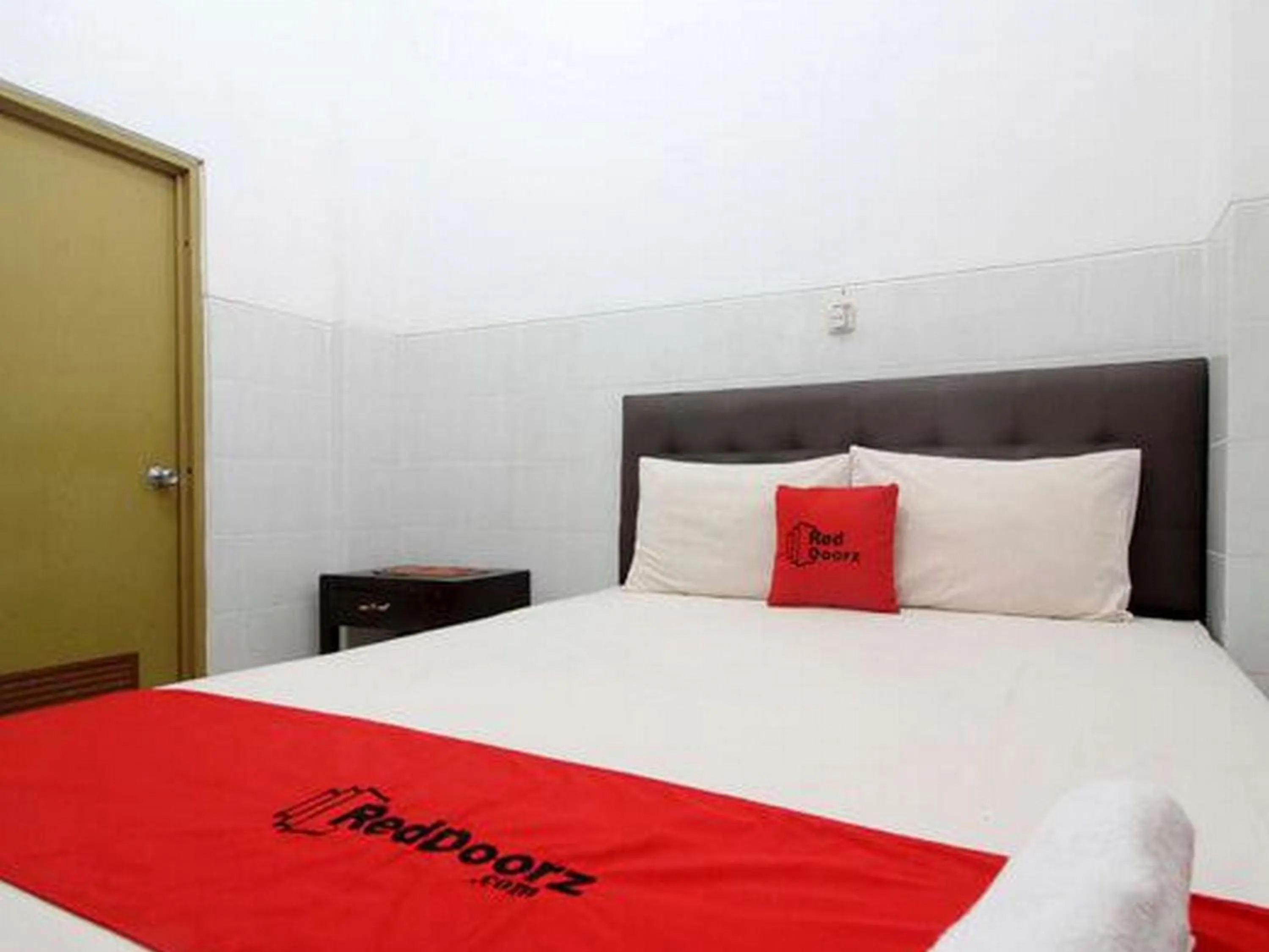Bedroom, Bed in RedDoorz @ Seturan Raya