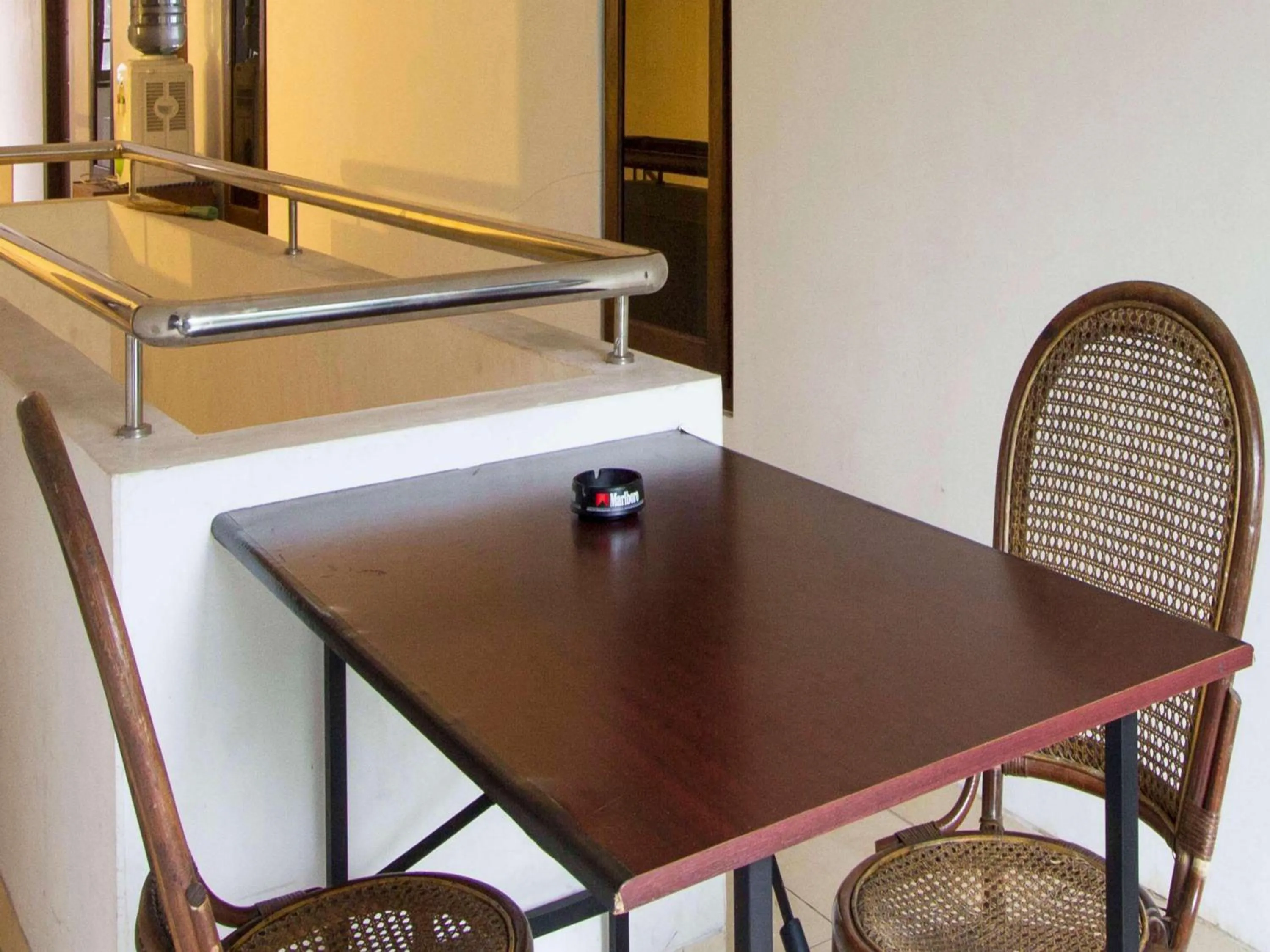 Seating area in RedDoorz @ Seturan Raya