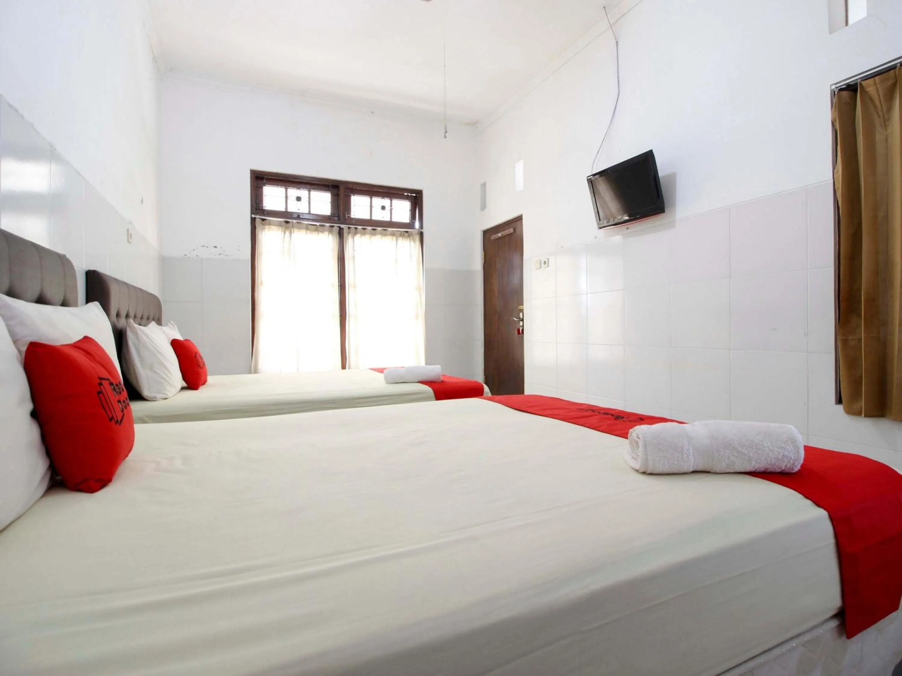 Bedroom, Bed in RedDoorz @ Seturan Raya