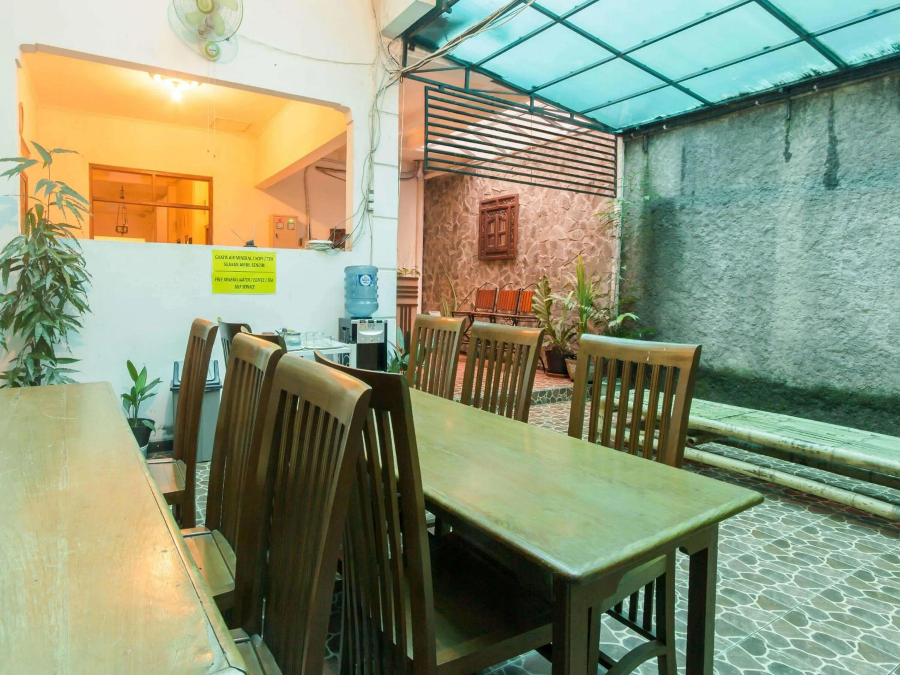 Seating area in RedDoorz @ Seturan Raya